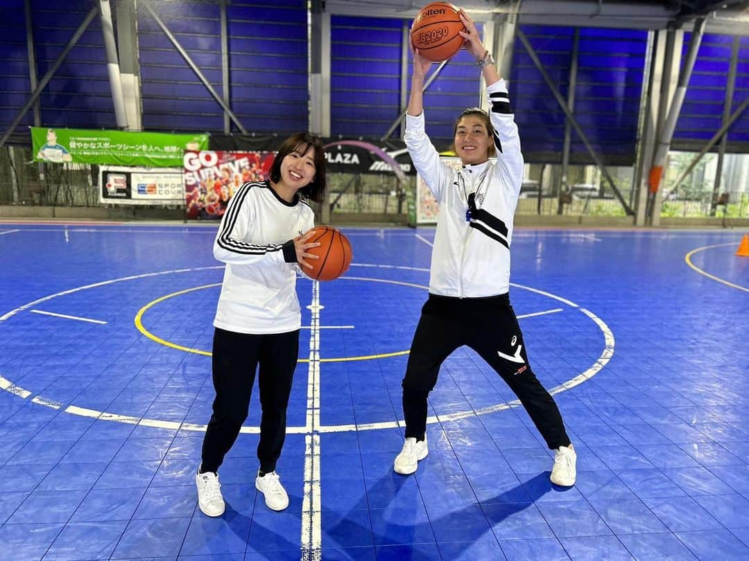 三好南穂のインスタグラム：「昨日は #スポーツの日 ⛹️‍♀️  私は調布市スポーツまつりに参加させていただきました！ あいにくの雨＋めちゃくちゃ寒かったにも関わらず、ご参加いただいたみなさま、ありがとうございます😊  バスケットボール教室とトークショー🏀🎤 元気いっぱいの子どもたちが可愛かったし、他競技の面白い話も聞けました。  いよいよWリーグも今週末に開幕🔥 調布市ではバスケもそうだし、色々なスポーツが開催されますよ〜 ぜひみんなで応援しましょう！」