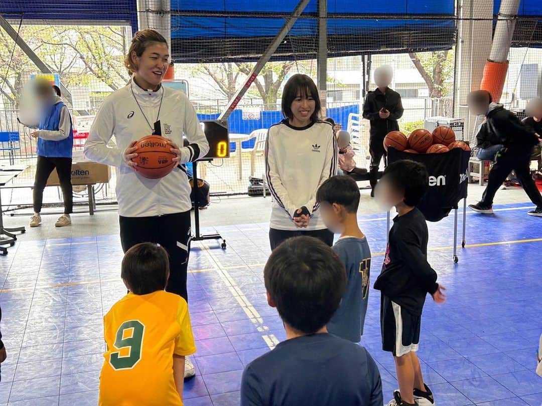 三好南穂さんのインスタグラム写真 - (三好南穂Instagram)「昨日は #スポーツの日 ⛹️‍♀️  私は調布市スポーツまつりに参加させていただきました！ あいにくの雨＋めちゃくちゃ寒かったにも関わらず、ご参加いただいたみなさま、ありがとうございます😊  バスケットボール教室とトークショー🏀🎤 元気いっぱいの子どもたちが可愛かったし、他競技の面白い話も聞けました。  いよいよWリーグも今週末に開幕🔥 調布市ではバスケもそうだし、色々なスポーツが開催されますよ〜 ぜひみんなで応援しましょう！」10月10日 7時54分 - i_am_miiiyooo