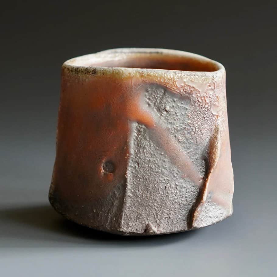佐竹晃のインスタグラム：「Six yunomis from my online shop.  www.akirasatake.com or link in my bio🙇🏻 www.akirasatake.com #湯呑み #湯呑 #yunomi  #akirasatake  #akirasatakeceramics #clay  #woodfiredpottery  #gallerymugen  #茶 #陶芸 #陶芸家  #佐竹晃 #ceramics #pottery」