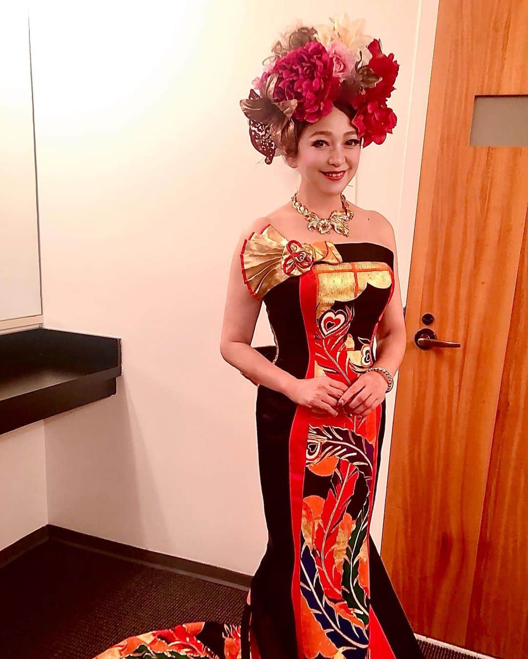 原めぐみさんのインスタグラム写真 - (原めぐみInstagram)「（原めぐみofficial） Carnegie Hall 出演時の 衣装とヘアースタイル 頭に花が咲きました^ ^  #原めぐみ #megumihara #carnegiehall」10月10日 7時58分 - meguming.h