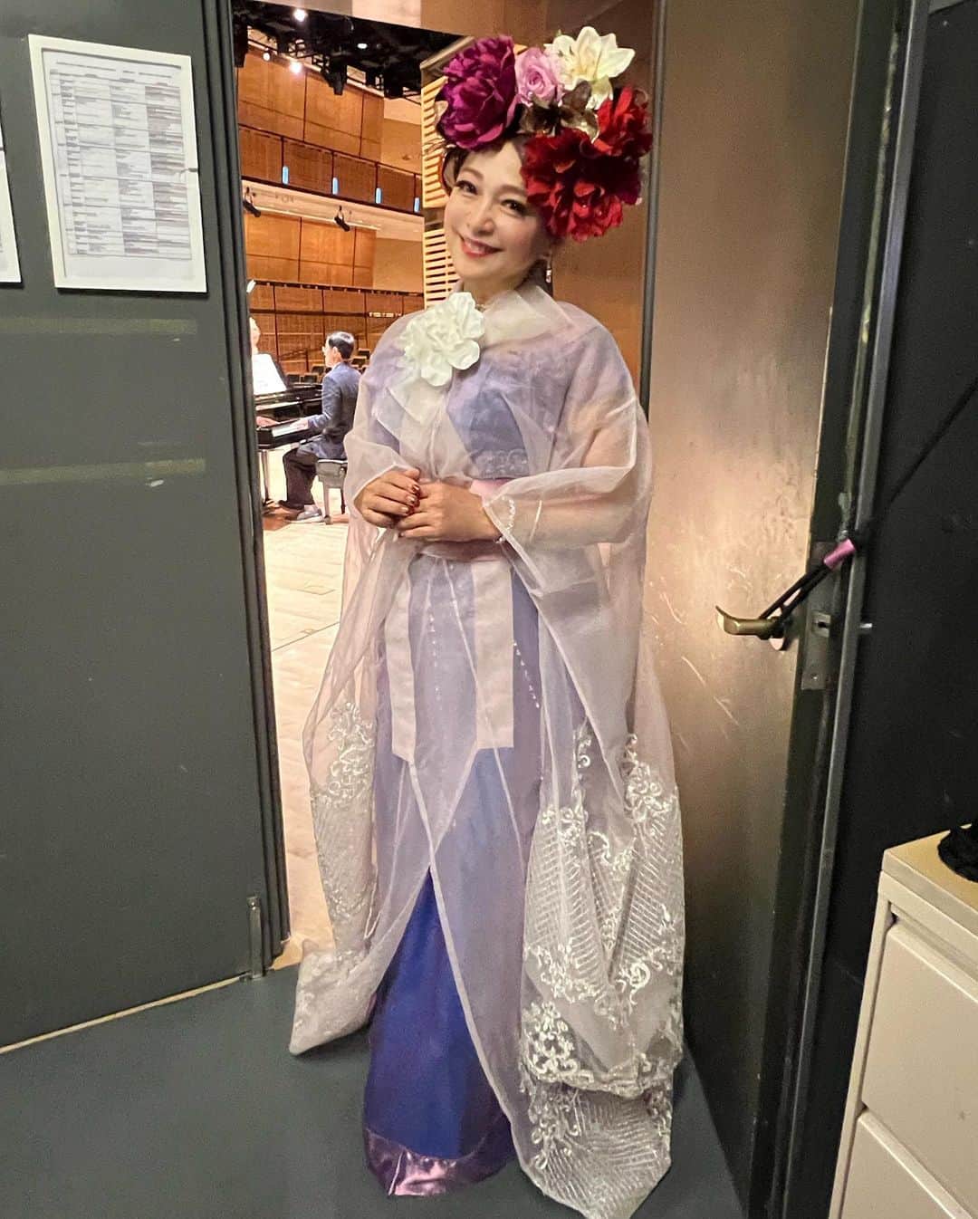 原めぐみさんのインスタグラム写真 - (原めぐみInstagram)「（原めぐみofficial） Carnegie Hall 出演時の 衣装とヘアースタイル 頭に花が咲きました^ ^  #原めぐみ #megumihara #carnegiehall」10月10日 7時58分 - meguming.h