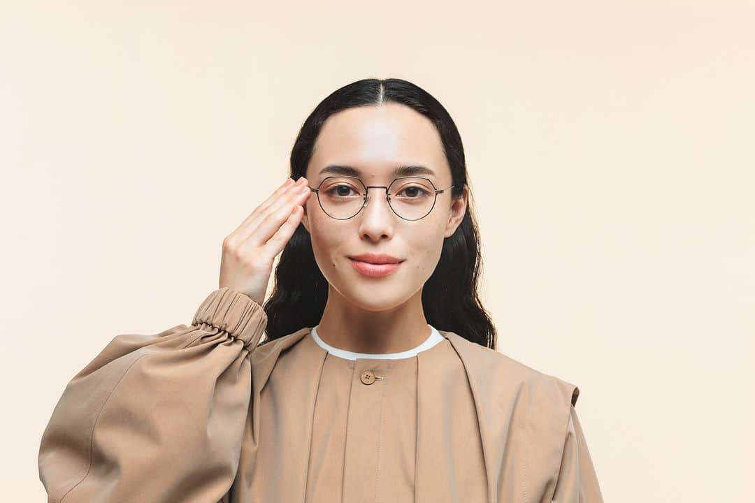 Zoff Officialのインスタグラム：「「ツール」ではなく「ファッション」の一部としてメガネを捉え、上質なライフスタイルを提案する協業プロジェクト「Zoff｜UNITED ARROWS」から、「Zoff｜UNITED ARROWS 2023秋冬コレクション」が登場します。今回のコンセプトは「“なりたい自分が見える“アイウェア」。シーンによって着る洋服が変わるように、様々なスタイルを想定し段階的に異なるテイストを表現。このアイウェアをプラスすることで、高揚感のある洗練されたスタイリングが完成します。性別や世代を問わず、定番の要素もしっかりと押さえた安心感のあるラインナップです。  モデル着用品番　ZF233011_43E1 (ブラウン)  ■商品概要 商品名 ｜Zoff｜UNITED ARROWS  種類 ｜メガネ12型各3⾊　全36種類 価格 ｜¥11,100〜¥16,600（税込・セットレンズ代込） 取扱店舗 ｜Zoff全店舗、Zoff公式オンラインストア他  #zoff #unitedarrows #ゾフ #メガネ #サングラス #メガネ女子 #ファッション #コーディネート #コーデ #メガネコーデ #メガネのある生活 #メガネの選び方 #メガネファッション #秋服コーデ #伊達メガネ #伊達メガネコーデ #ダテメガネ #glasses #eyewear #sunglasses #colorlens #eyewearstyle #eyewearfashion #eyewearbrand #eyewearcollection #eyewearlovers #fashionglasses #fashion #styling #autumn」