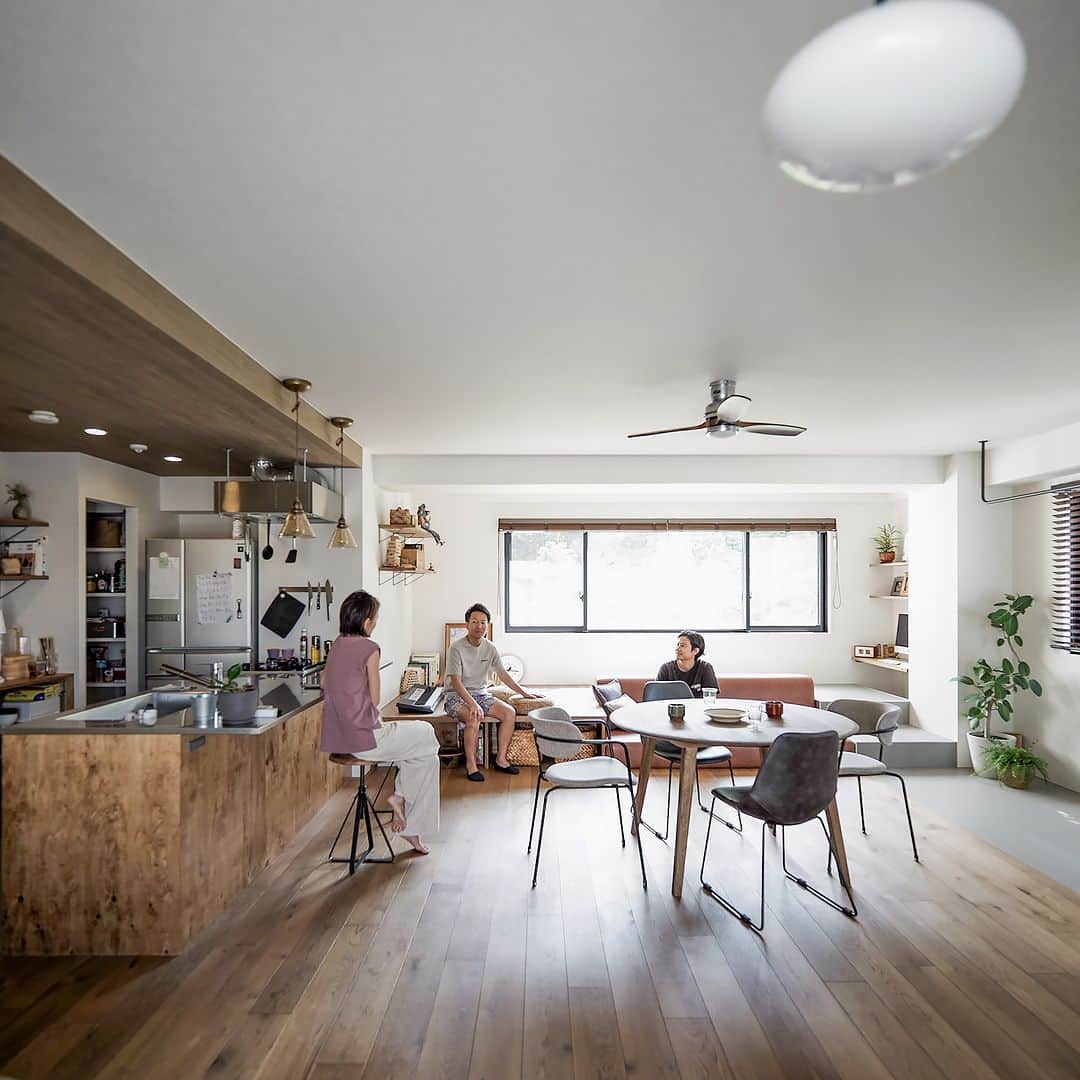 EIGHT DESIGNのインスタグラム：「気に入ったらいいね＆保存お願いします♪ @eightdesign  海外でのお仕事から帰国するタイミングでマイホームを取得することにしたファミリーのリノベーションです。  リビングに来客やご近所さんが気軽に集う海外生活でのスタイルが気に入り、 小上がりやベンチソファなど、いろいろな居場所のある広いLDKをつくりました。  家族も来客も思い思いの場所でくつろげる、 公園のような伸びやかな住まいです。  📷RENOVATION WORKS178 名古屋市瑞穂区マンションリノベーション 家族構成：ファミリー 専有面積：106.56㎡ 事例詳細はプロフィール（ @eightdesign ）のリンクをクリック👀 〰︎〰︎〰︎〰︎〰︎ 📺家づくりの相談はコメントでお気軽に☺️ @eightdesign 〰︎〰︎〰︎〰︎〰︎ 🎪店舗デザイン事例集 @eightdesign8shop 🏢オフィスデザイン事例集 @office8eightdesign 🐕スタッフの日常 @eightdesign_2nd 〰︎〰︎〰︎〰︎〰︎ #マンションリノベーション #マンションインテリア #リビングインテリア #設計事務所 #建築事務所 #eightdesign #エイトデザイン #リノベーション」