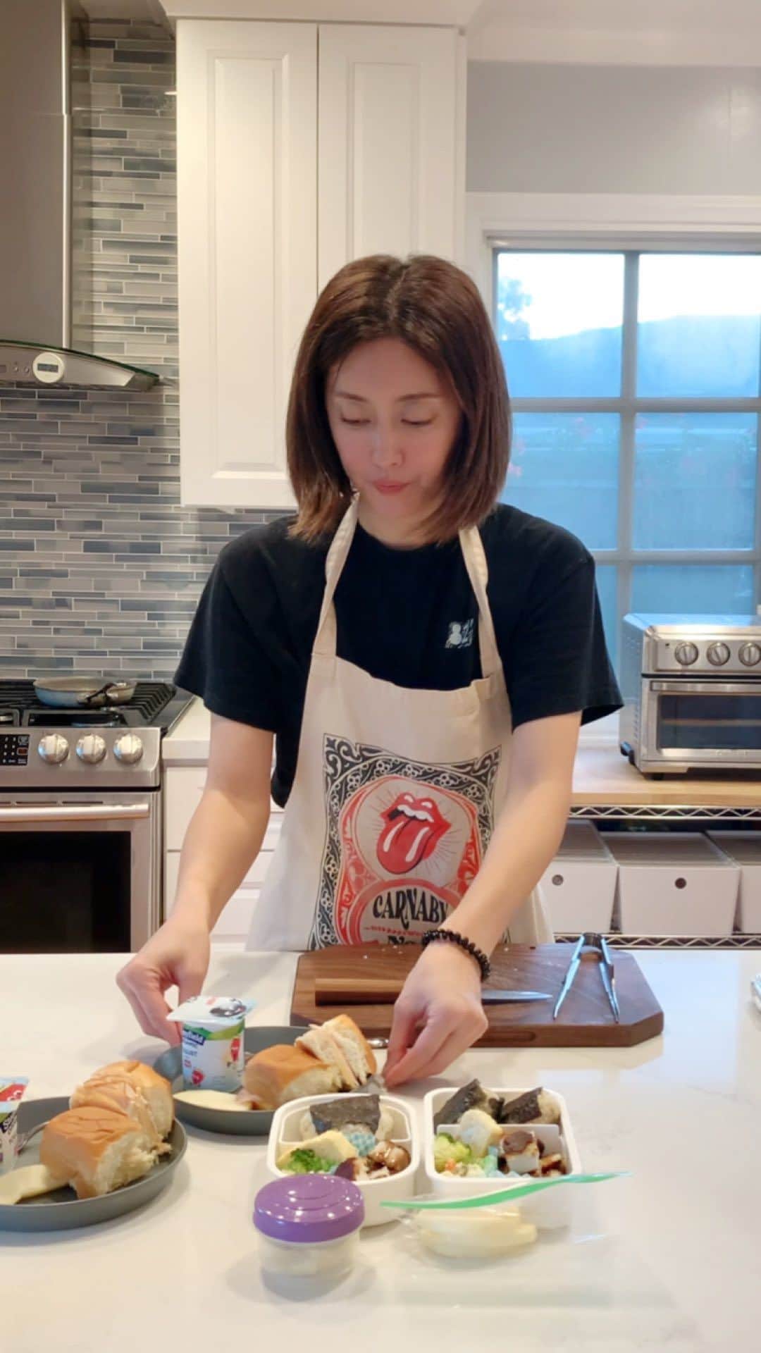 高木りなのインスタグラム：「月曜の朝 酷い顔面ですが何とか起きてお弁当作りのスタート ささみチーズカツは多少焦げたけど味は問題なしでした。 월요일 아침 얼굴이 부웠지만 어떻게든 일어나서 도시락만들기 시작 닭가슴살 치즈까스는 좀 탔긴했는데 맛은 오케이!ㅎ」