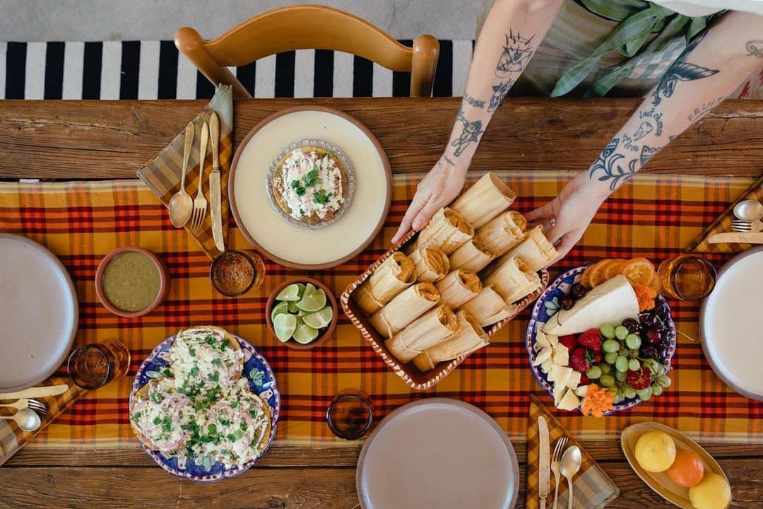 ローレン·ランドルフのインスタグラム：「I recently collaborated with a group of rad women from the high desert to create a series of images for the launch of @all_roads_studio’s Fall textiles line.   @citlali_tamales cooked up some of the best food, and after photographing our table settings we all sat down at @lolos_casita and enjoyed the meal together. I wish every photoshoot could end this way.   These linens are such beautiful, vibrant colors - really helping to make Kim’s food pop!   Thank you to @janelle_pietrzak for bringing us all together for this project, @lolopaezburt for hosting and HMU, and @tayloraskins for helping out on set.   I’ll be sharing more images this week. 🫔」