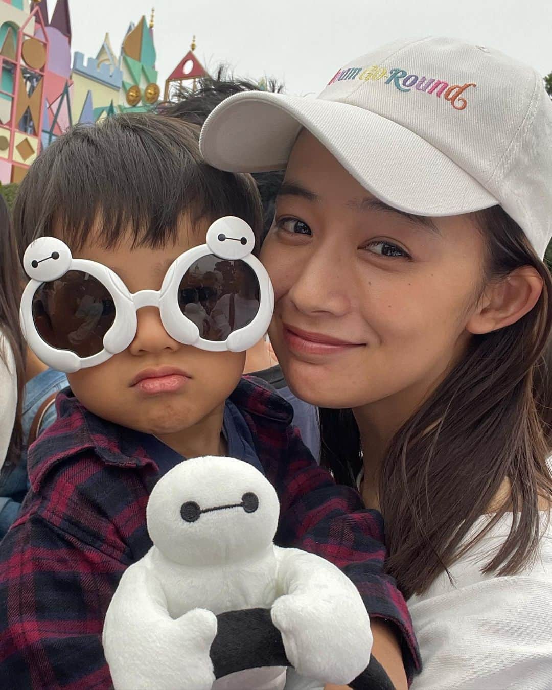 安田早紀さんのインスタグラム写真 - (安田早紀Instagram)「はじめて息子っちとディズニー行きました。抱っこマンと小雨により、夢から醒めるころには6枚目の表情になっておりました。  #東京ディズニーランド　#子連れディズニー　#せっかく買ったカチューシャ全然つけてくれないから帽子の上につけるスタイル意地でも使わないともったいない　#一枚目平和すぎて涙ぐんだ　#指２本が気になる母ちゃんのメリーゴーランドスタイル　#とりあえず撮るよねここで　#ベイマックスをなぜかここにのせる息子っち　#抱っこで本日筋肉痛ですちなみに行ったの２日前　#２日遅れて筋肉痛きて辛い　#笑　#喜ぶ息子っちと甥っ子の顔が見られて嬉しかった　#子供用ジェットコースターで母グロッキー　#なんで気に入ったの何回も乗りたいんだろ　　#最後の一枚ピントすら合わない　#一気に老け込む母口角下がりすぎ夢であれ　#後ろであがる打ち上げ花火　#笑　#今週も頑張りましょうね」10月10日 8時12分 - saki.yasuda