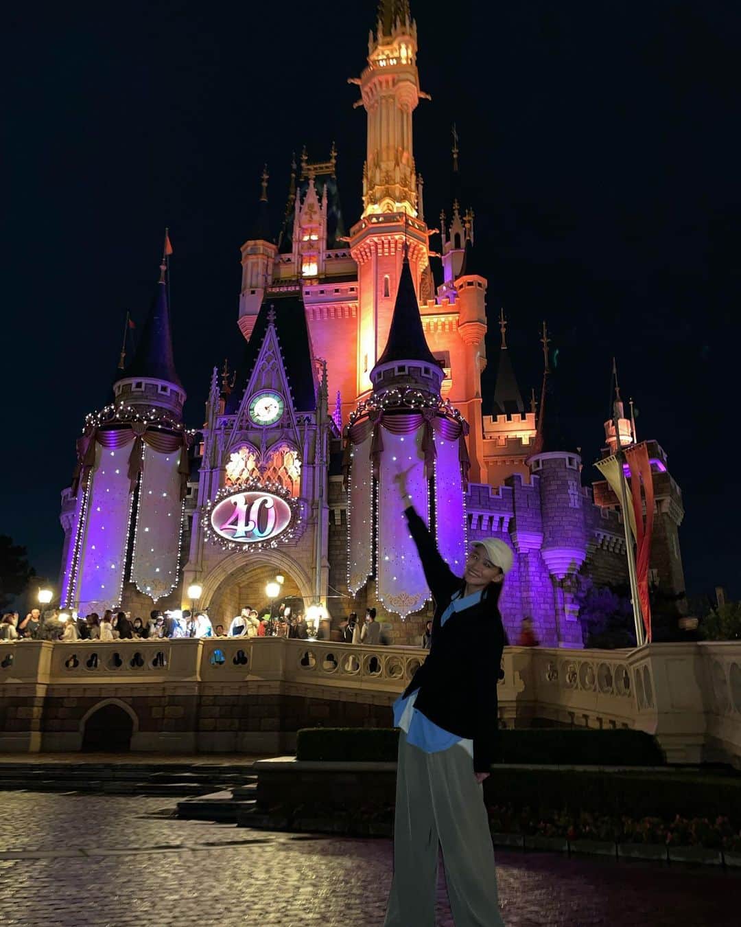 安田早紀さんのインスタグラム写真 - (安田早紀Instagram)「はじめて息子っちとディズニー行きました。抱っこマンと小雨により、夢から醒めるころには6枚目の表情になっておりました。  #東京ディズニーランド　#子連れディズニー　#せっかく買ったカチューシャ全然つけてくれないから帽子の上につけるスタイル意地でも使わないともったいない　#一枚目平和すぎて涙ぐんだ　#指２本が気になる母ちゃんのメリーゴーランドスタイル　#とりあえず撮るよねここで　#ベイマックスをなぜかここにのせる息子っち　#抱っこで本日筋肉痛ですちなみに行ったの２日前　#２日遅れて筋肉痛きて辛い　#笑　#喜ぶ息子っちと甥っ子の顔が見られて嬉しかった　#子供用ジェットコースターで母グロッキー　#なんで気に入ったの何回も乗りたいんだろ　　#最後の一枚ピントすら合わない　#一気に老け込む母口角下がりすぎ夢であれ　#後ろであがる打ち上げ花火　#笑　#今週も頑張りましょうね」10月10日 8時12分 - saki.yasuda