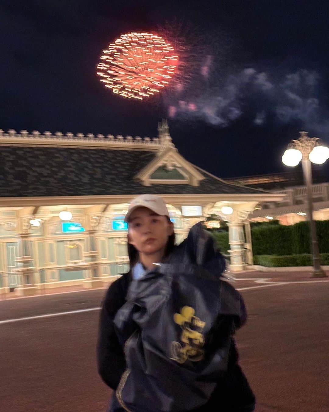 安田早紀さんのインスタグラム写真 - (安田早紀Instagram)「はじめて息子っちとディズニー行きました。抱っこマンと小雨により、夢から醒めるころには6枚目の表情になっておりました。  #東京ディズニーランド　#子連れディズニー　#せっかく買ったカチューシャ全然つけてくれないから帽子の上につけるスタイル意地でも使わないともったいない　#一枚目平和すぎて涙ぐんだ　#指２本が気になる母ちゃんのメリーゴーランドスタイル　#とりあえず撮るよねここで　#ベイマックスをなぜかここにのせる息子っち　#抱っこで本日筋肉痛ですちなみに行ったの２日前　#２日遅れて筋肉痛きて辛い　#笑　#喜ぶ息子っちと甥っ子の顔が見られて嬉しかった　#子供用ジェットコースターで母グロッキー　#なんで気に入ったの何回も乗りたいんだろ　　#最後の一枚ピントすら合わない　#一気に老け込む母口角下がりすぎ夢であれ　#後ろであがる打ち上げ花火　#笑　#今週も頑張りましょうね」10月10日 8時12分 - saki.yasuda