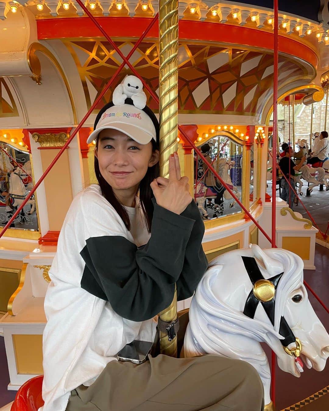 安田早紀さんのインスタグラム写真 - (安田早紀Instagram)「はじめて息子っちとディズニー行きました。抱っこマンと小雨により、夢から醒めるころには6枚目の表情になっておりました。  #東京ディズニーランド　#子連れディズニー　#せっかく買ったカチューシャ全然つけてくれないから帽子の上につけるスタイル意地でも使わないともったいない　#一枚目平和すぎて涙ぐんだ　#指２本が気になる母ちゃんのメリーゴーランドスタイル　#とりあえず撮るよねここで　#ベイマックスをなぜかここにのせる息子っち　#抱っこで本日筋肉痛ですちなみに行ったの２日前　#２日遅れて筋肉痛きて辛い　#笑　#喜ぶ息子っちと甥っ子の顔が見られて嬉しかった　#子供用ジェットコースターで母グロッキー　#なんで気に入ったの何回も乗りたいんだろ　　#最後の一枚ピントすら合わない　#一気に老け込む母口角下がりすぎ夢であれ　#後ろであがる打ち上げ花火　#笑　#今週も頑張りましょうね」10月10日 8時12分 - saki.yasuda