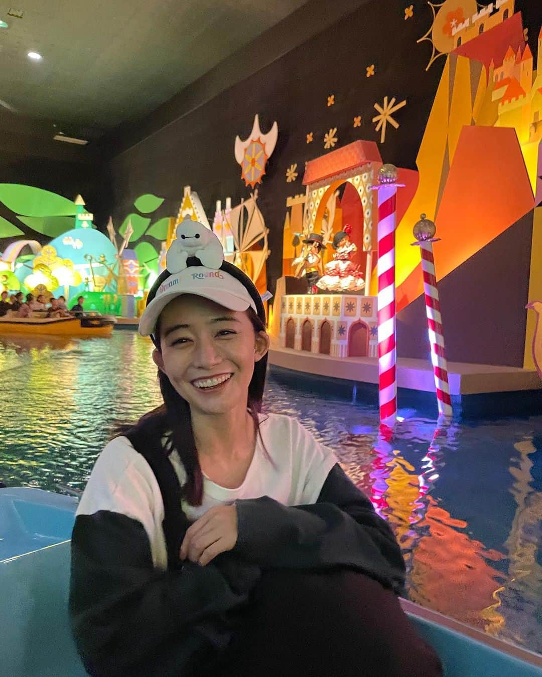 安田早紀のインスタグラム：「はじめて息子っちとディズニー行きました。抱っこマンと小雨により、夢から醒めるころには6枚目の表情になっておりました。  #東京ディズニーランド　#子連れディズニー　#せっかく買ったカチューシャ全然つけてくれないから帽子の上につけるスタイル意地でも使わないともったいない　#一枚目平和すぎて涙ぐんだ　#指２本が気になる母ちゃんのメリーゴーランドスタイル　#とりあえず撮るよねここで　#ベイマックスをなぜかここにのせる息子っち　#抱っこで本日筋肉痛ですちなみに行ったの２日前　#２日遅れて筋肉痛きて辛い　#笑　#喜ぶ息子っちと甥っ子の顔が見られて嬉しかった　#子供用ジェットコースターで母グロッキー　#なんで気に入ったの何回も乗りたいんだろ　　#最後の一枚ピントすら合わない　#一気に老け込む母口角下がりすぎ夢であれ　#後ろであがる打ち上げ花火　#笑　#今週も頑張りましょうね」