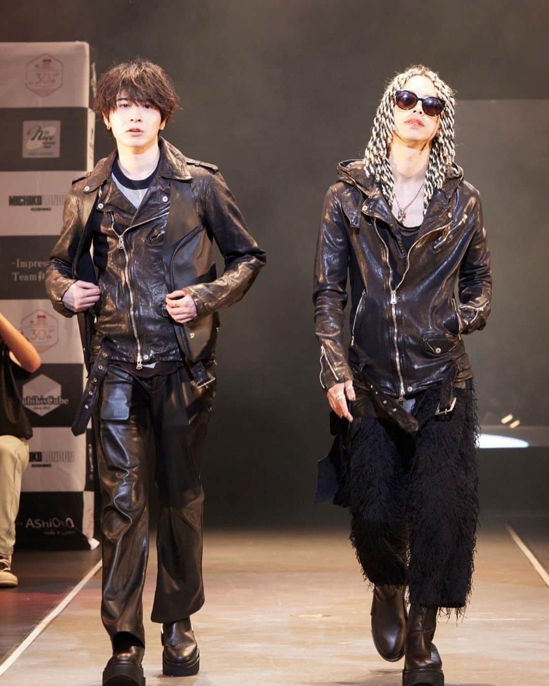 岩本桂弥さんのインスタグラム写真 - (岩本桂弥Instagram)「先日のレザーファッションショーのやつです！  ⁡ ⁡ ⁡ ⁡ ⁡ ⁡ ⁡ ⁡ ⁡ ⁡ ⁡ ⁡ ⁡ ⁡ ⁡ ⁡ ⁡ ⁡ ⁡ ⁡ ⁡ ⁡ ⁡ ⁡ #メンズヘアセット #メンズヘアセット動画 #ヘアセット動画 #メンズスタイリング #メンズパーマ #美容師 #メンズカラー #マッシュヘア #髪型メンズ #メンズ髪型　#ツイストパーマ　#スパイラルパーマ　#ツイストスパイラルパーマ　#メンズパーマ  #渋谷美容室#渋谷メンズカット #ヘアアレンジ #ヘアスタイル #ヘアスタイル動画  #menshair #mensfashion #ulzzang #ulzzangfashion 	#맞팔　	#좋아요반사　	#방탄소년단」10月10日 8時16分 - keiya_iwamoto