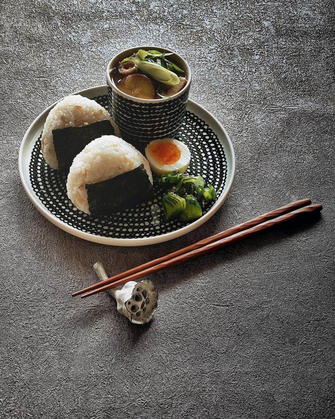 ururun_u.uさんのインスタグラム写真 - (ururun_u.uInstagram)「2023・10・10  火  おはようさんです☺︎  北欧食器にゴリゴリの和食 しかもこれ以上無いシンプルさ… ・ ・ 🥢🥢🥢 ◉おにぎり(もち麦入り) ◉茹で卵 ◉きゅうりの浅漬け ◉豚汁(具沢山だよ🐷)  美味しいお米(雪椿🌾)ともち麦を入れて炊くのが最近の我が家のごはん🍚🥢  もち麦は食物繊維も多く、糖質の吸収抑制やコレステロールを下げる効果もあるのよね 米1合に大2くらいかな？  おにぎりはかなり大きめに握ったけど 足りるのかしら… あ、もちろんあの方のよ🙄  あぁ、そこの問題じゃ無いのね おかずか…💦 ・ ・ ・ #OnigiriAction #朝ごはん#おうちごはん#おにぎり#和食#茶色い生活#私の美味しい時間#私のおいしい写真#私の日常#いつものごはん#普段着ごはん#onthetable#うつわ#マリメッコ#村上直子#フーディーテーブル#おうちごはんラバー#エルグルメ#マカロニメイトアンバサダー￼  #魚沼産こしひかり #雪椿 #お米 #PR @yukitsubakiofficial」10月10日 8時17分 - ururun_u.u