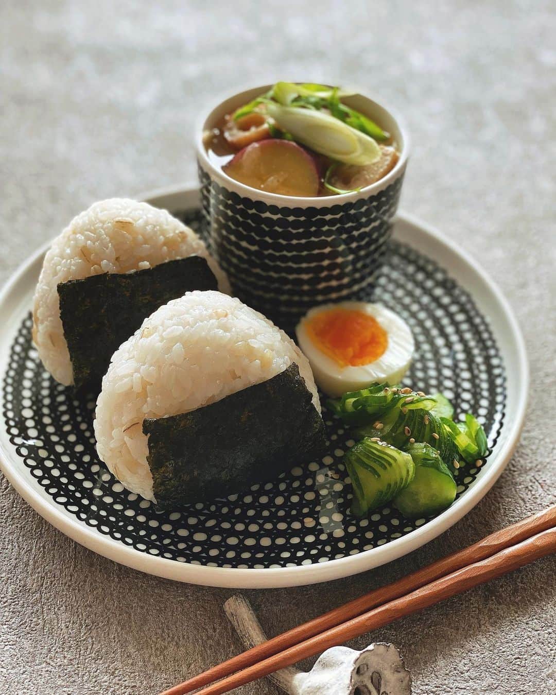ururun_u.uさんのインスタグラム写真 - (ururun_u.uInstagram)「2023・10・10  火  おはようさんです☺︎  北欧食器にゴリゴリの和食 しかもこれ以上無いシンプルさ… ・ ・ 🥢🥢🥢 ◉おにぎり(もち麦入り) ◉茹で卵 ◉きゅうりの浅漬け ◉豚汁(具沢山だよ🐷)  美味しいお米(雪椿🌾)ともち麦を入れて炊くのが最近の我が家のごはん🍚🥢  もち麦は食物繊維も多く、糖質の吸収抑制やコレステロールを下げる効果もあるのよね 米1合に大2くらいかな？  おにぎりはかなり大きめに握ったけど 足りるのかしら… あ、もちろんあの方のよ🙄  あぁ、そこの問題じゃ無いのね おかずか…💦 ・ ・ ・ #OnigiriAction #朝ごはん#おうちごはん#おにぎり#和食#茶色い生活#私の美味しい時間#私のおいしい写真#私の日常#いつものごはん#普段着ごはん#onthetable#うつわ#マリメッコ#村上直子#フーディーテーブル#おうちごはんラバー#エルグルメ#マカロニメイトアンバサダー￼  #魚沼産こしひかり #雪椿 #お米 #PR @yukitsubakiofficial」10月10日 8時17分 - ururun_u.u