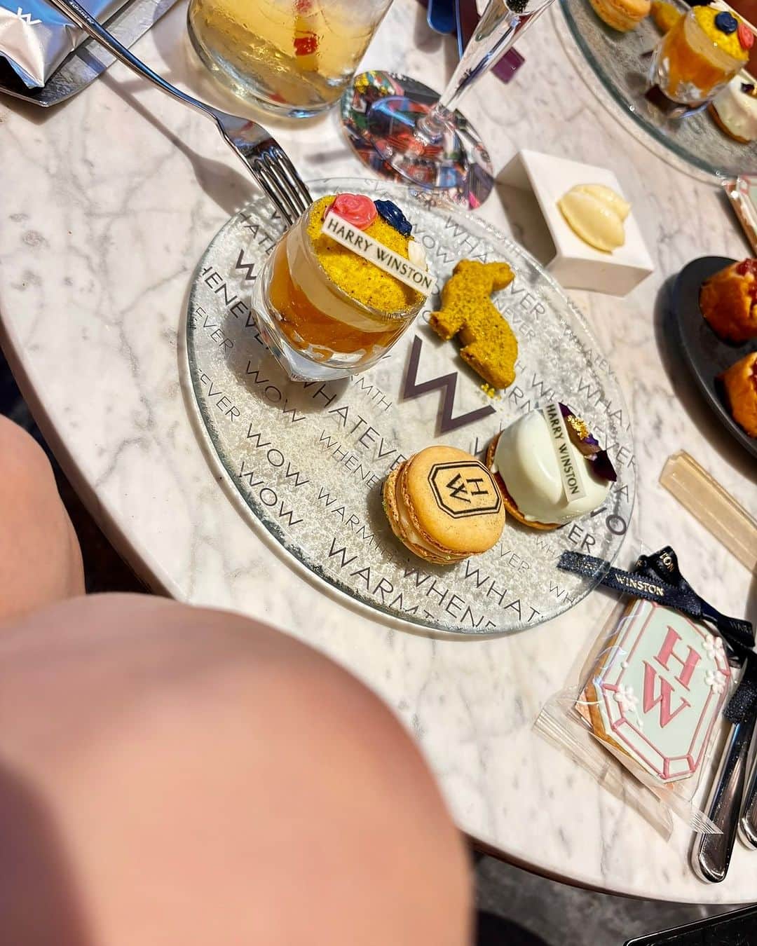 ゆきぴさんのインスタグラム写真 - (ゆきぴInstagram)「𝐇𝐀𝐑𝐑𝐘 𝐖𝐈𝐍𝐒𝐓𝐎𝐍 💎 𝐚𝐟𝐭𝐞𝐫𝐧𝐨𝐨𝐧𝐭𝐞𝐚 🫖 全部ハリーちゃん𝐒𝐰𝐞𝐞𝐭'𝐬 🥄 かわいいい🫣💋💋 ⁡ #今週もよろしくお願いします  #harrywinstonafternoontea  #whotel @harrywinston」10月10日 8時17分 - _0007017_