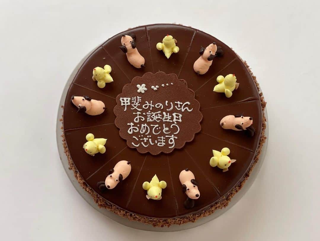 甲斐みのりさんのインスタグラム写真 - (甲斐みのりInstagram)「・ 犬とひよこで彩られた マッターホーンの誕生日ケーキ。 嬉しいおいしい贈りもの。  #気持ちが伝わるおいしい贈りもの」10月10日 8時17分 - minori_loule