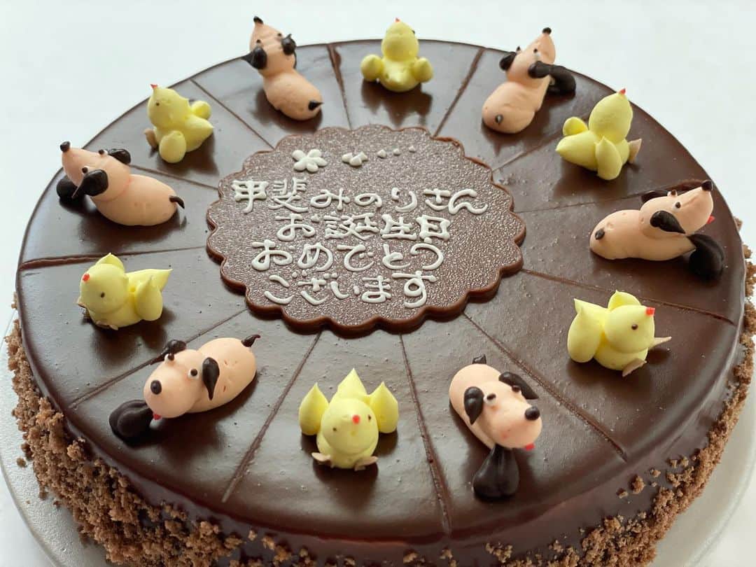 甲斐みのりさんのインスタグラム写真 - (甲斐みのりInstagram)「・ 犬とひよこで彩られた マッターホーンの誕生日ケーキ。 嬉しいおいしい贈りもの。  #気持ちが伝わるおいしい贈りもの」10月10日 8時17分 - minori_loule