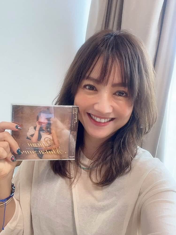 松澤由美のインスタグラム：「Oiii❤️  Meu novo CD do álbum de covers de músicas de anime. Eu adoraria cantar com todos. Estou indo para o Brasil.  Mi nuevo CD de covers de canciones de anime. Me encantaría cantar con todos. Me voy a Brasil.  My new anime song cover album CD. I would love to sing with everyone. I am going to Brazil.  よく考えたら コロナ禍中に、私はアニソンカバーアルバムを日本で発表、発売していました。 歌いに行ったり、披露する機会もほとんどなく😭 やっと3年半ぶりにこうして海外へも歌いに行くことになったので  アルバム💿持参します。w  アニソンカバーアルバムからも歌います。 ぜひぜひ @matsurima  イベントにも遊びに来てね。 物販でもCD発売予定です。  #yumimatsuzawa #松澤由美 #松澤由実 #聖闘士星矢 #機動戦艦ナデシコ #メンバーシップ #ツイキャス #アニソン #アニソン好きと繋がりたい #ラグナロクマスターズ #松澤由実のアニソンフラッグ #山梨大使 #やまなし大使  #knightsofthezodiac  #brasil  #ブラジル」