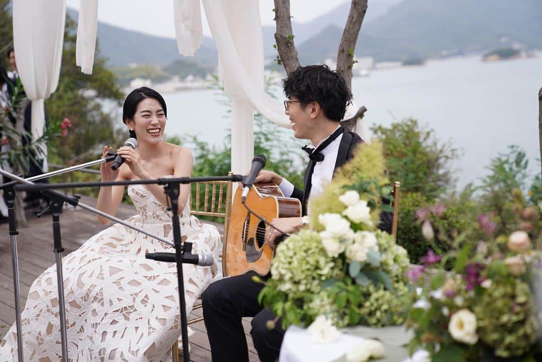 黒沢祐子さんのインスタグラム写真 - (黒沢祐子Instagram)「Happy wedding🌿🫒🎸🎤  @masame_terume 👰‍♀️ @sachi___414 📷 @flowernoritake 🌼 @megumi_yoshii 💄  #work #yukowedding #shodoshima  #islandwedding」10月10日 8時28分 - yukowedding