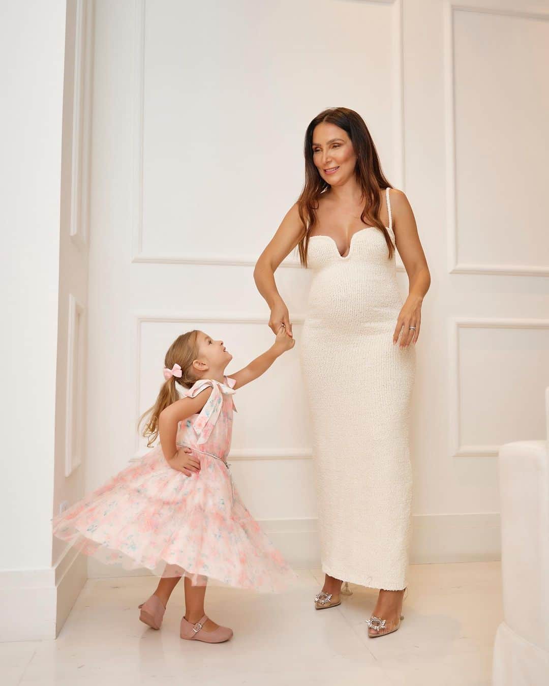 Lalá Noletoのインスタグラム：「A doçura do verão @petitcherieoficial ! Tule estampado, floral romântico, volume e riqueza de detalhes que a mamãe ama! Feliz dia das crianças 💕」