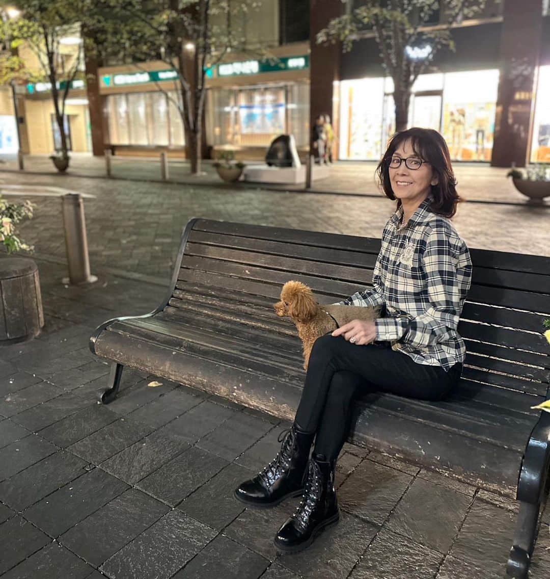 柏木由紀子のインスタグラム：「昨年初めて挑戦した エンジニアブーツ 今季も活躍しそうです。 ちょっと雰囲気を変えてみたいな、という時は 足元をアップデートするのもおすすめです♪  今日もすてきな一日を！  　  #柏木由紀子ファッションクローゼット 好評発売中！ 全て私物🌷 (ブランド詳細掲載あり) #楽天ブックスファッション部門1位獲得 #発売前重版 好評につき第二弾年内発売予定！  #坂本九音楽事務所 #坂本九 #坂本九柏木由紀子 #シニアファッション #シニア世代のファッション番長 #75歳 #70代コーディネート #60代コーディネート #50代コーディネート #柏木マダム #カシワギマダム #由紀子巻き #60代ヘアスタイル」