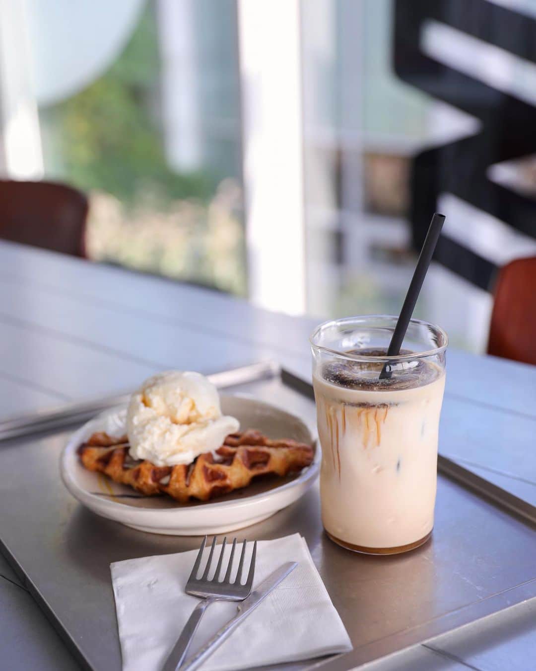 ASUKAさんのインスタグラム写真 - (ASUKAInstagram)「. 韓国カフェとか調べてた中でここは特に1番行きたかった所。 可愛いカフェももちろん好きだけど、素敵な景色に惹かれてしまう…✨  数年前にソウルで見た、夕陽を浴びた街並みが印象的だったのでこんな高台からの景色がもう一度見たくて😌  今回も思い出に残る景色に出会えて1人時間も充実してた✨  @comfort.seoul  @cafecomfort.seoul   1階はセレクトショップ。 2階は多分くつろいでいい不思議空間w 3階はカフェでその上がテラス🫰  この周辺は坂道が多くてつらい道もあるけど、カフェからソウル駅までタクシーで10分くらいだから歩きたくない人はタクシーで行っちゃうのも全然あり🙆‍♀️  私は行きはバスで行って周辺の散策もちょっとしました🚶‍♀️   実は梨泰院クラス見てないんだけど🥹梨泰院クラスの撮影地周辺でもあるみたい🙆‍♀️  #cafecomfort #카페콤포트 #콤포트 #콤포트서울 #해방촌 #후암동카페 #韓国カフェ #韓国旅行 #絶景カフェ#southkoreatrip #seoultravel #asuka_Korea」10月10日 8時37分 - a.asuka.a