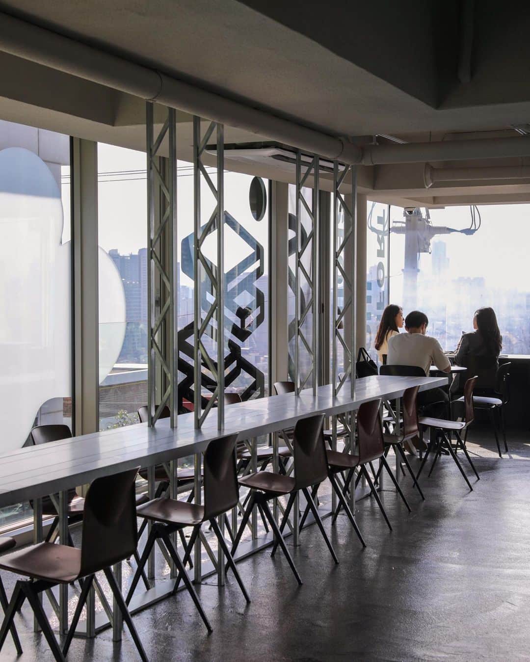 ASUKAさんのインスタグラム写真 - (ASUKAInstagram)「. 韓国カフェとか調べてた中でここは特に1番行きたかった所。 可愛いカフェももちろん好きだけど、素敵な景色に惹かれてしまう…✨  数年前にソウルで見た、夕陽を浴びた街並みが印象的だったのでこんな高台からの景色がもう一度見たくて😌  今回も思い出に残る景色に出会えて1人時間も充実してた✨  @comfort.seoul  @cafecomfort.seoul   1階はセレクトショップ。 2階は多分くつろいでいい不思議空間w 3階はカフェでその上がテラス🫰  この周辺は坂道が多くてつらい道もあるけど、カフェからソウル駅までタクシーで10分くらいだから歩きたくない人はタクシーで行っちゃうのも全然あり🙆‍♀️  私は行きはバスで行って周辺の散策もちょっとしました🚶‍♀️   実は梨泰院クラス見てないんだけど🥹梨泰院クラスの撮影地周辺でもあるみたい🙆‍♀️  #cafecomfort #카페콤포트 #콤포트 #콤포트서울 #해방촌 #후암동카페 #韓国カフェ #韓国旅行 #絶景カフェ#southkoreatrip #seoultravel #asuka_Korea」10月10日 8時37分 - a.asuka.a