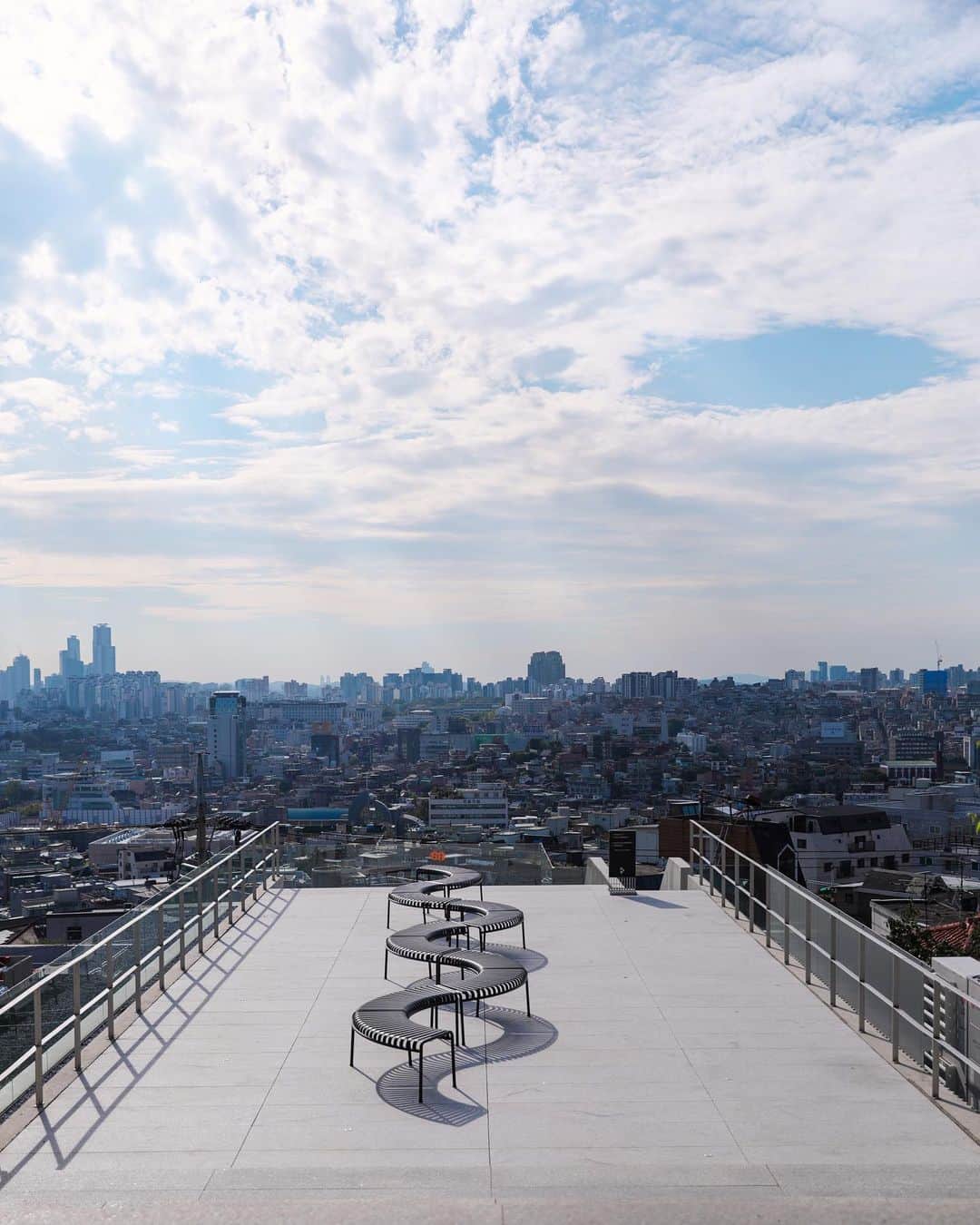 ASUKAさんのインスタグラム写真 - (ASUKAInstagram)「. 韓国カフェとか調べてた中でここは特に1番行きたかった所。 可愛いカフェももちろん好きだけど、素敵な景色に惹かれてしまう…✨  数年前にソウルで見た、夕陽を浴びた街並みが印象的だったのでこんな高台からの景色がもう一度見たくて😌  今回も思い出に残る景色に出会えて1人時間も充実してた✨  @comfort.seoul  @cafecomfort.seoul   1階はセレクトショップ。 2階は多分くつろいでいい不思議空間w 3階はカフェでその上がテラス🫰  この周辺は坂道が多くてつらい道もあるけど、カフェからソウル駅までタクシーで10分くらいだから歩きたくない人はタクシーで行っちゃうのも全然あり🙆‍♀️  私は行きはバスで行って周辺の散策もちょっとしました🚶‍♀️   実は梨泰院クラス見てないんだけど🥹梨泰院クラスの撮影地周辺でもあるみたい🙆‍♀️  #cafecomfort #카페콤포트 #콤포트 #콤포트서울 #해방촌 #후암동카페 #韓国カフェ #韓国旅行 #絶景カフェ#southkoreatrip #seoultravel #asuka_Korea」10月10日 8時37分 - a.asuka.a