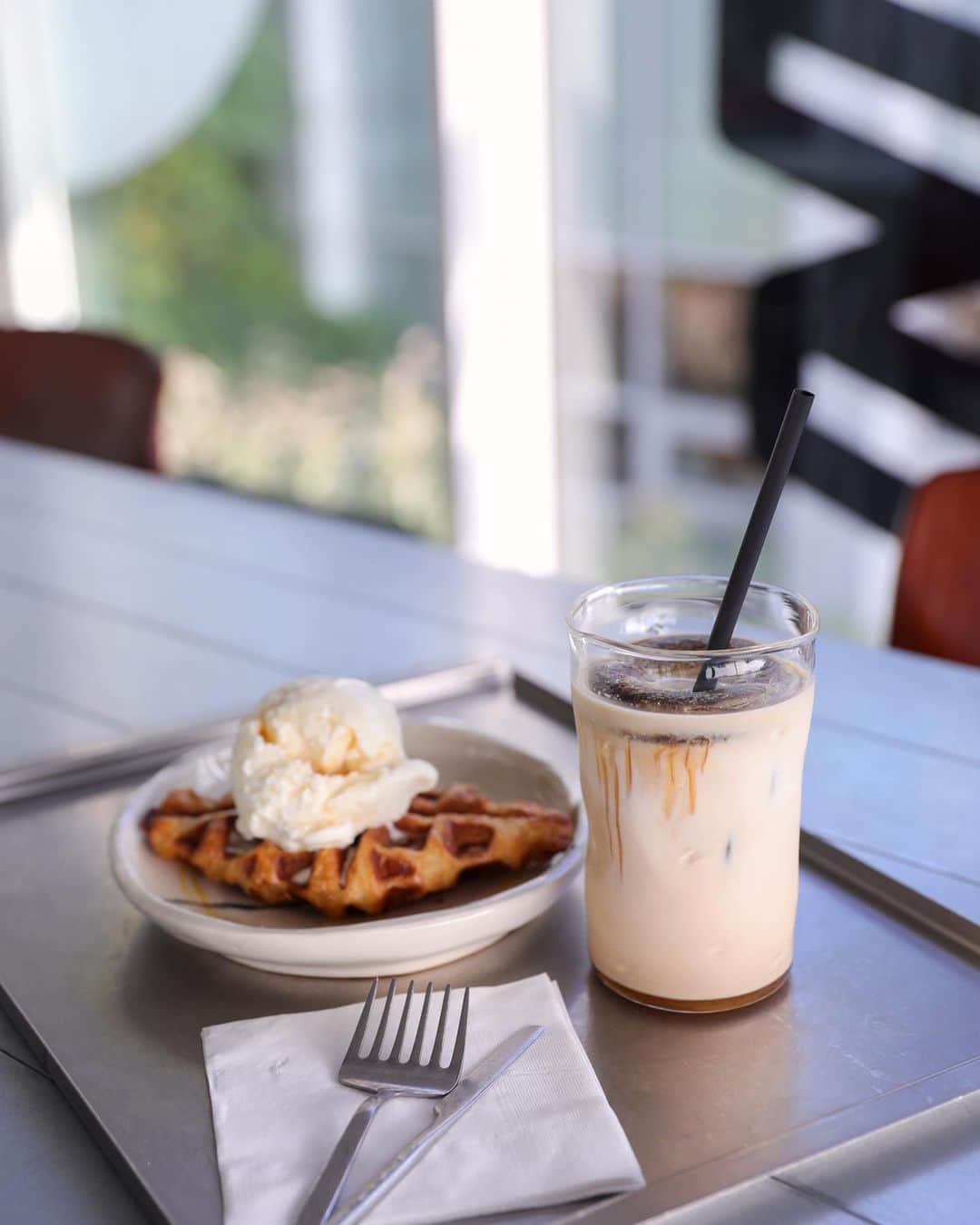 ASUKAのインスタグラム：「. 韓国カフェとか調べてた中でここは特に1番行きたかった所。 可愛いカフェももちろん好きだけど、素敵な景色に惹かれてしまう…✨  数年前にソウルで見た、夕陽を浴びた街並みが印象的だったのでこんな高台からの景色がもう一度見たくて😌  今回も思い出に残る景色に出会えて1人時間も充実してた✨  @comfort.seoul  @cafecomfort.seoul   1階はセレクトショップ。 2階は多分くつろいでいい不思議空間w 3階はカフェでその上がテラス🫰  この周辺は坂道が多くてつらい道もあるけど、カフェからソウル駅までタクシーで10分くらいだから歩きたくない人はタクシーで行っちゃうのも全然あり🙆‍♀️  私は行きはバスで行って周辺の散策もちょっとしました🚶‍♀️   実は梨泰院クラス見てないんだけど🥹梨泰院クラスの撮影地周辺でもあるみたい🙆‍♀️  #cafecomfort #카페콤포트 #콤포트 #콤포트서울 #해방촌 #후암동카페 #韓国カフェ #韓国旅行 #絶景カフェ#southkoreatrip #seoultravel #asuka_Korea」