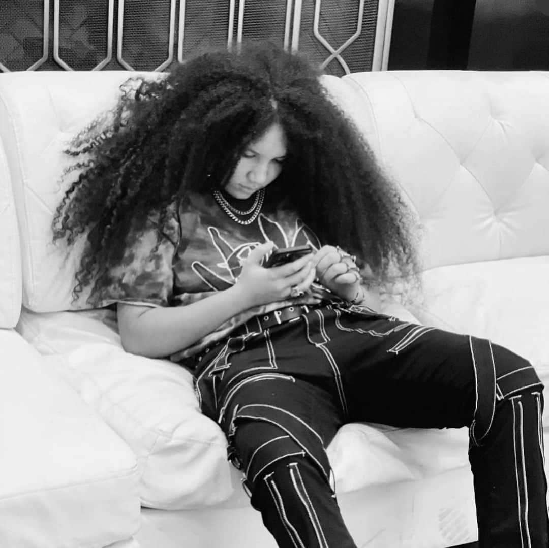 ジェイミー・フォックスのインスタグラム：「Behind that hair is an incredible little girl who’s growing up!!!! HAPPY BIRTHDAY ANELISE!!!! My beautiful daughter!!! 15 years young!!?」