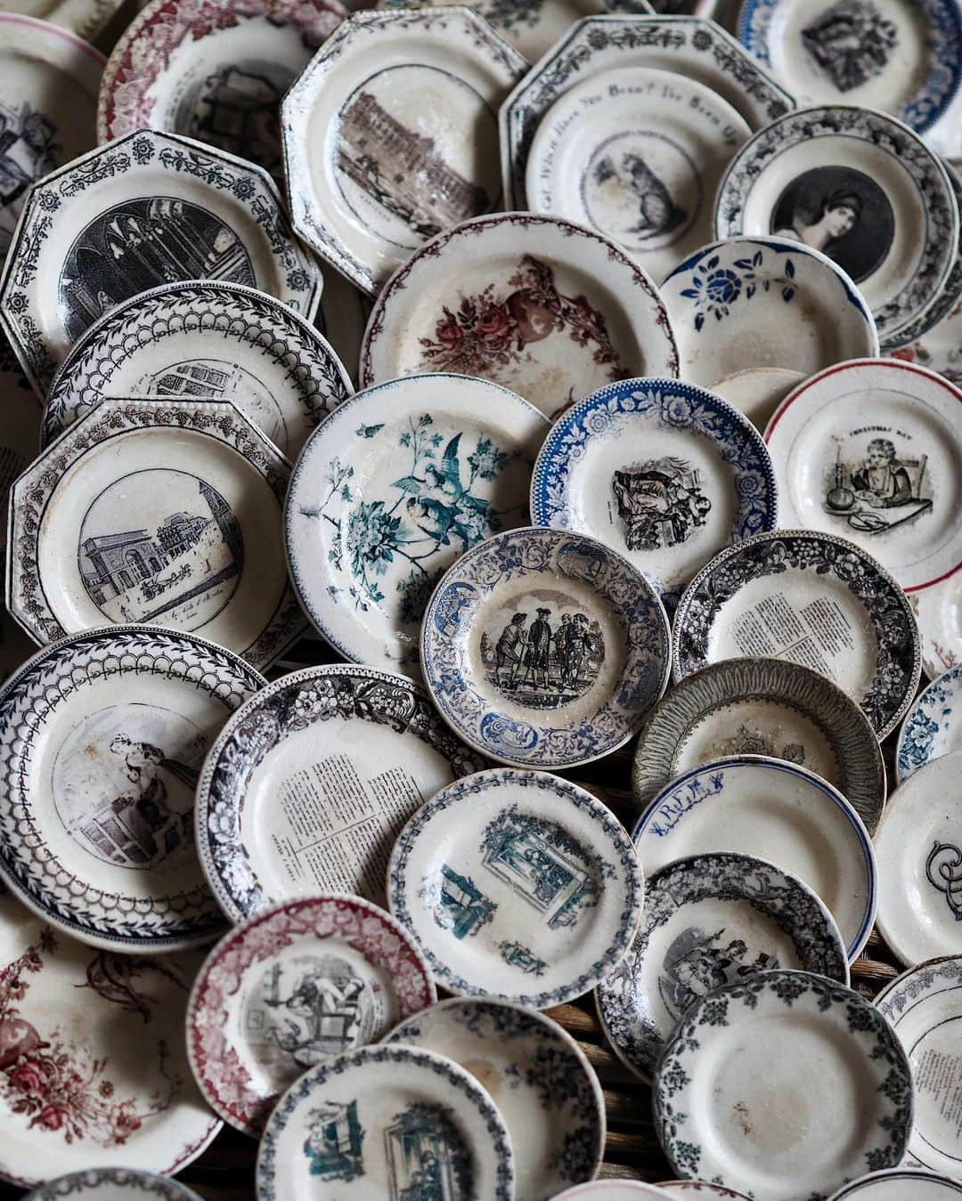 kiyomiさんのインスタグラム写真 - (kiyomiInstagram)「♡ ・ 直径５センチと、４センチの お皿が出来ました  ◾︎ 素材・・・粘土  家具サイズの 小さなカフェオレボールも あると良いのかな・・🙄💦 がんばろう。 ・  ・  ・  ・  #miniature#dollhouse #Frenchinterior #ブロカント #antique#Frenchstyle #シャビーシック#オーバル皿 #antique  #Frenchdecor#brocante #アンティーク風#brocantestyle#shabby #shabbychic #shabbychicdecor #オクトゴナル  #フレンチ皿 #陶器  #ミニチュア#フレンチアンティーク #French #スーピエール #cafeaulait   #お皿 #フレンチプレート#皿#plate #Frenchplate」10月10日 8時39分 - chiisanashiawase2015