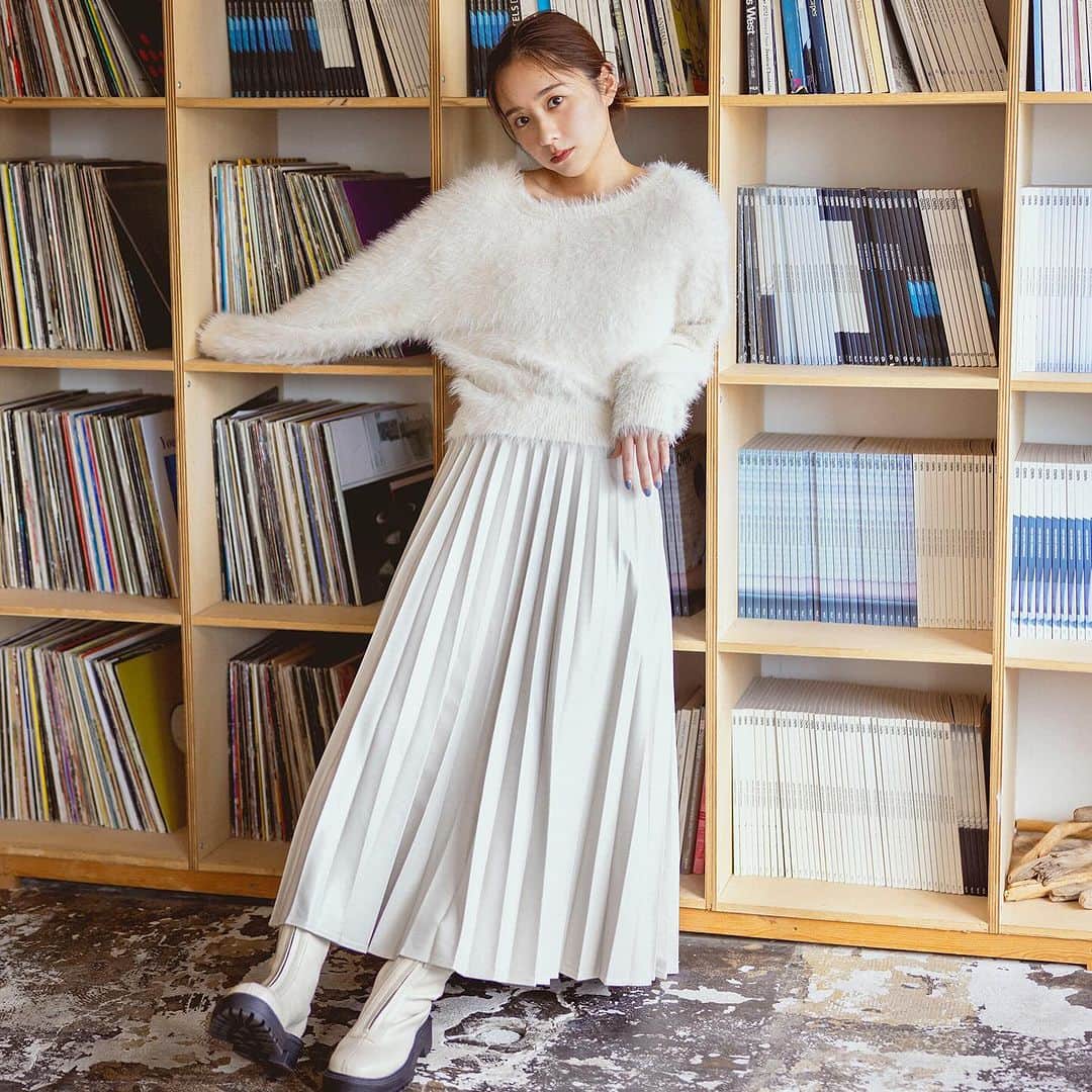 センスオブプレイスさんのインスタグラム写真 - (センスオブプレイスInstagram)「堀田真由(@mayuhotta )さん×センスオブプレイスの スペシャルコンテンツ！  2023 WINTERが10/10(火)に公開🤎  今年の冬は新しい服を着てお出かけしたい。 そんな気分を満たすため、今からワードローブに追加できるアイテムを、センスオブプレイスの新作よりピックアップ。  なんと3年目に突入した堀田真由さんとの本企画。 今回は、 少し大人っぽい表情を交えて ６つのアイテムを着こなしてくれました。  また、10月10日（火）より SENSE OF PLACE by URBAN RESEARCHの 一部店舗にて堀田真由さんのリーフレットを配布予定です。 ※なくなり次第終了となります。  【リーフレット配布店舗】 SENSE OF PLACE by URBAN RESEARCH ルミネエスト新宿店 / 吉祥寺パルコ店 / 錦糸町パルコ店 / グランツリー武蔵小杉店 / ジョイナス横浜店 / イオンレイクタウンmori店 / ららぽーと海老名店 / 東急プラザ蒲田店 / Echika池袋店 / エキュート大宮店 / LIMITED STORE HARAJUKU店 / タカシマヤ ゲートタワーモール店 / イオンモール大高店 / グランフロント大阪店 / 天王寺MIO店 / 心斎橋店 / なんばCITY店 / ホワイティうめだ店 / 京都ポルタ店 / イオンモール草津店 / イオンモール岡山店 / 天神地下街店 / 沖縄PARCO CITY店 ⁡ #senseofplace #senseofplace_ur #senseofplacebyurbanresearch #mayuhotta #HerfavoriteChoice #センスオブプレイス #センスオブプレイスバイアーバンリサーチ #堀田真由 さん #アーバンリサーチオンラインストア ⁡ ーーーーーーーーーーーーーーーーーーー 堀田真由さん着用アイテム  クルーネックフェザーセーター ¥5,500(税込)  フェイクレザーロングプリーツスカート ¥6,050(税込)  センタージップブーツ¥9,350(税込)  accessory： @smelly」10月10日 12時30分 - senseofplace_ur