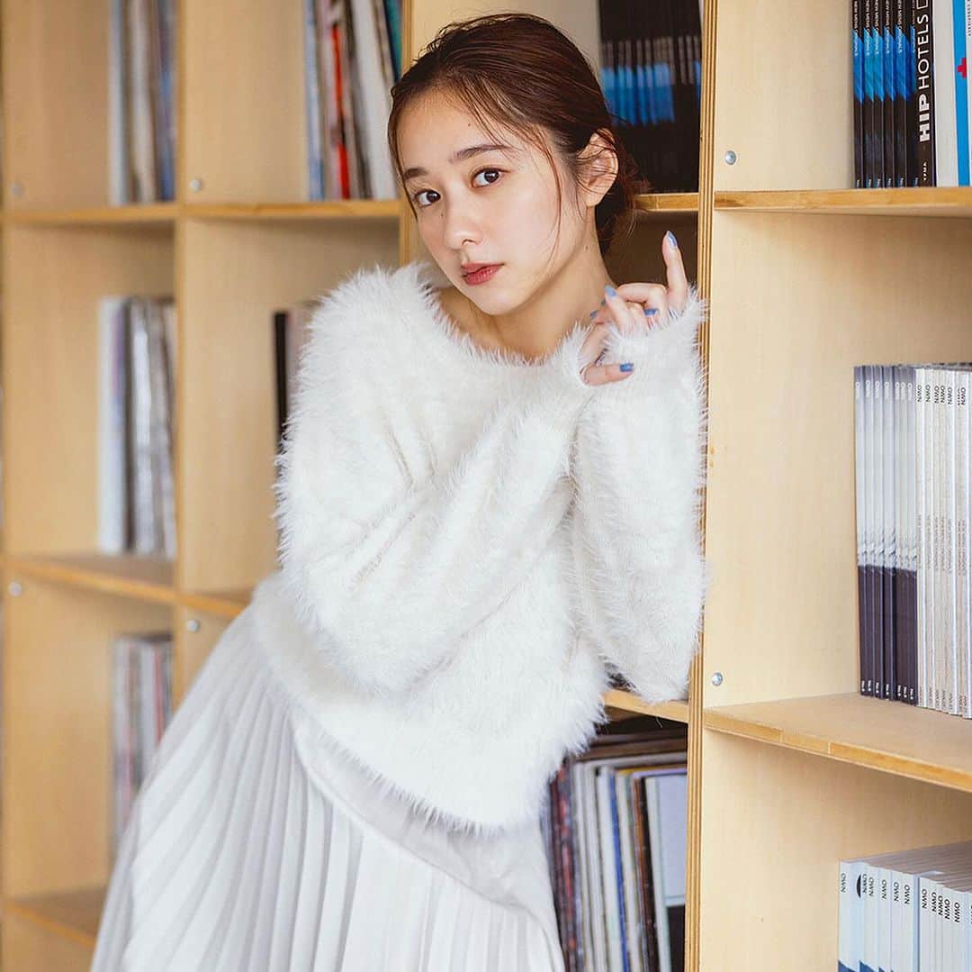 センスオブプレイスさんのインスタグラム写真 - (センスオブプレイスInstagram)「堀田真由(@mayuhotta )さん×センスオブプレイスの スペシャルコンテンツ！  2023 WINTERが10/10(火)に公開🤎  今年の冬は新しい服を着てお出かけしたい。 そんな気分を満たすため、今からワードローブに追加できるアイテムを、センスオブプレイスの新作よりピックアップ。  なんと3年目に突入した堀田真由さんとの本企画。 今回は、 少し大人っぽい表情を交えて ６つのアイテムを着こなしてくれました。  また、10月10日（火）より SENSE OF PLACE by URBAN RESEARCHの 一部店舗にて堀田真由さんのリーフレットを配布予定です。 ※なくなり次第終了となります。  【リーフレット配布店舗】 SENSE OF PLACE by URBAN RESEARCH ルミネエスト新宿店 / 吉祥寺パルコ店 / 錦糸町パルコ店 / グランツリー武蔵小杉店 / ジョイナス横浜店 / イオンレイクタウンmori店 / ららぽーと海老名店 / 東急プラザ蒲田店 / Echika池袋店 / エキュート大宮店 / LIMITED STORE HARAJUKU店 / タカシマヤ ゲートタワーモール店 / イオンモール大高店 / グランフロント大阪店 / 天王寺MIO店 / 心斎橋店 / なんばCITY店 / ホワイティうめだ店 / 京都ポルタ店 / イオンモール草津店 / イオンモール岡山店 / 天神地下街店 / 沖縄PARCO CITY店 ⁡ #senseofplace #senseofplace_ur #senseofplacebyurbanresearch #mayuhotta #HerfavoriteChoice #センスオブプレイス #センスオブプレイスバイアーバンリサーチ #堀田真由 さん #アーバンリサーチオンラインストア ⁡ ーーーーーーーーーーーーーーーーーーー 堀田真由さん着用アイテム  クルーネックフェザーセーター ¥5,500(税込)  フェイクレザーロングプリーツスカート ¥6,050(税込)  センタージップブーツ¥9,350(税込)  accessory： @smelly」10月10日 12時30分 - senseofplace_ur