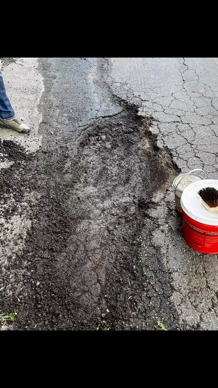 ネイサン・フィリオンのインスタグラム：「If everyone fixed one pothole…」