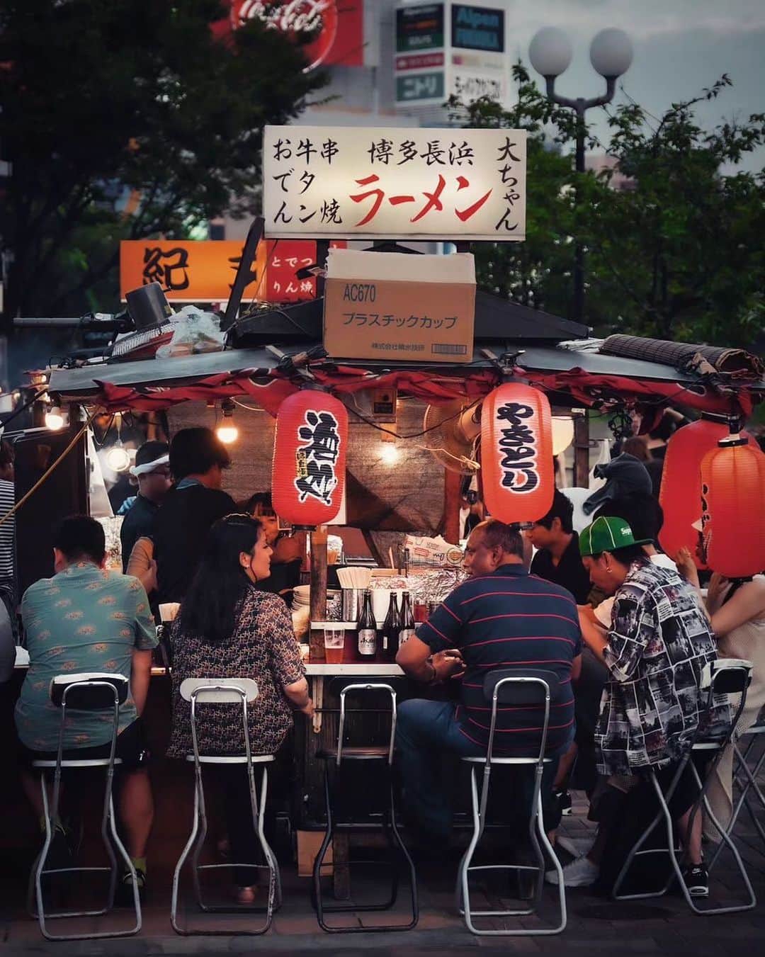 福岡市のインスタグラム：「＜ fukuokapics10月：屋台＞  「福岡と言えば屋台！」と言われるほど、街の中に溶け込むその姿は、福岡の代表的な文化の一つですね。 時代の流れで一時は減少をたどっていましたが、条例の制定などに伴い、街全体で屋台文化がまた盛り上がっています。ラーメンやおでんなどはもちろんのこと、フレンチやカフェメニューのお店なども増えているので、お気に入りのお店を発掘するのも楽しそうですね🍜🍢🍺  Have you ever experienced food stalls known as “Yatai”? Yatai has long been one of Fukuoka’s most representative food culture. Located in public places such as streets and parks, the menu ranges from Fukuoka's famous ramen to French cuisine and beyond. 🍜🍢🍺 The Yatai's survival was once in doubt due to the changing times, but now with the recent changes in regulations by the local government, the Yatai culture is once again flourishing. Now, go and find your favorite!  photo by @sonylover_8 location：中洲 ・ hashtag : #fukuokapics follow : @fukuoka_official ・ #福岡 #博多 #福岡市 #中洲 #天神 #屋台 #fukuoka #hakata #nakasu #tenjin #yatai」