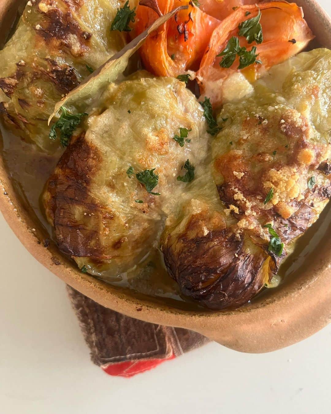 journaleatripのインスタグラム：「rolled cabbage  ロールキャベツのリクエストを頂く。 最近は巻かないロールキャベツばかり作っていたので久々に巻く。 豚は薄切り肉を叩いてミンチに 岩手からのキビを少し加える。 ジューシーなふわっふわな仕上がりに。 おでんにも🍢いれたいので 和風と洋風2種類。  今週は手を動かして作り上げる wsが２つ！！そしてトークイベントが１つ！ 濃ゆいですが楽しみでならない今週の私です。 よろしければ  •10月12日　いかご職人　須浪さんと 　　　　　　いかご作り！  ・10月12日　渋谷区長　長谷部 健さん 　　　　　　　茅葺き職人　相良郁也さん "育つ街、愛着のもてる場所とは？ トークイベント"  10月14日　岡山の真鍮ブランドLue ルカさん 　　　　　真鍮箸と小皿(音も鳴る！)  詳細はこちらまで ☟ @eatripsoil  www.eatripsoil.com」