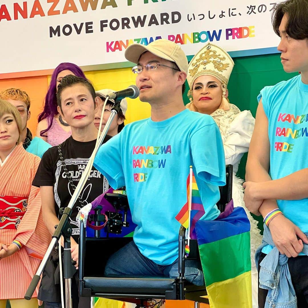 乙武洋匡さんのインスタグラム写真 - (乙武洋匡Instagram)「【#金沢市】東京レインボープライドには毎年のように参加させてもらっていますが、今回は初めて #金沢レインボープライド に参加🏳️‍🌈  保守的と言われる北陸地方では、#LGBTQ に対する￼理解もまだまだ進んでいないと言われています。そうした中、こうしたイベントを通じて少しずつ理解を進めていくことは本当に大切なこと。  いまでも￼当事者が希死念慮を抱いたり、自殺を企図する確率は、非当事者と比べて非常に高いのが現状です。将来に悲観することなく、自分らしく￼生きていける人が一人でも増えていくように、引き続き私も活動を続けていきたいと思います。  金沢のみなさん、ありがとうございました🏳️‍🌈」10月10日 8時52分 - ototake_official