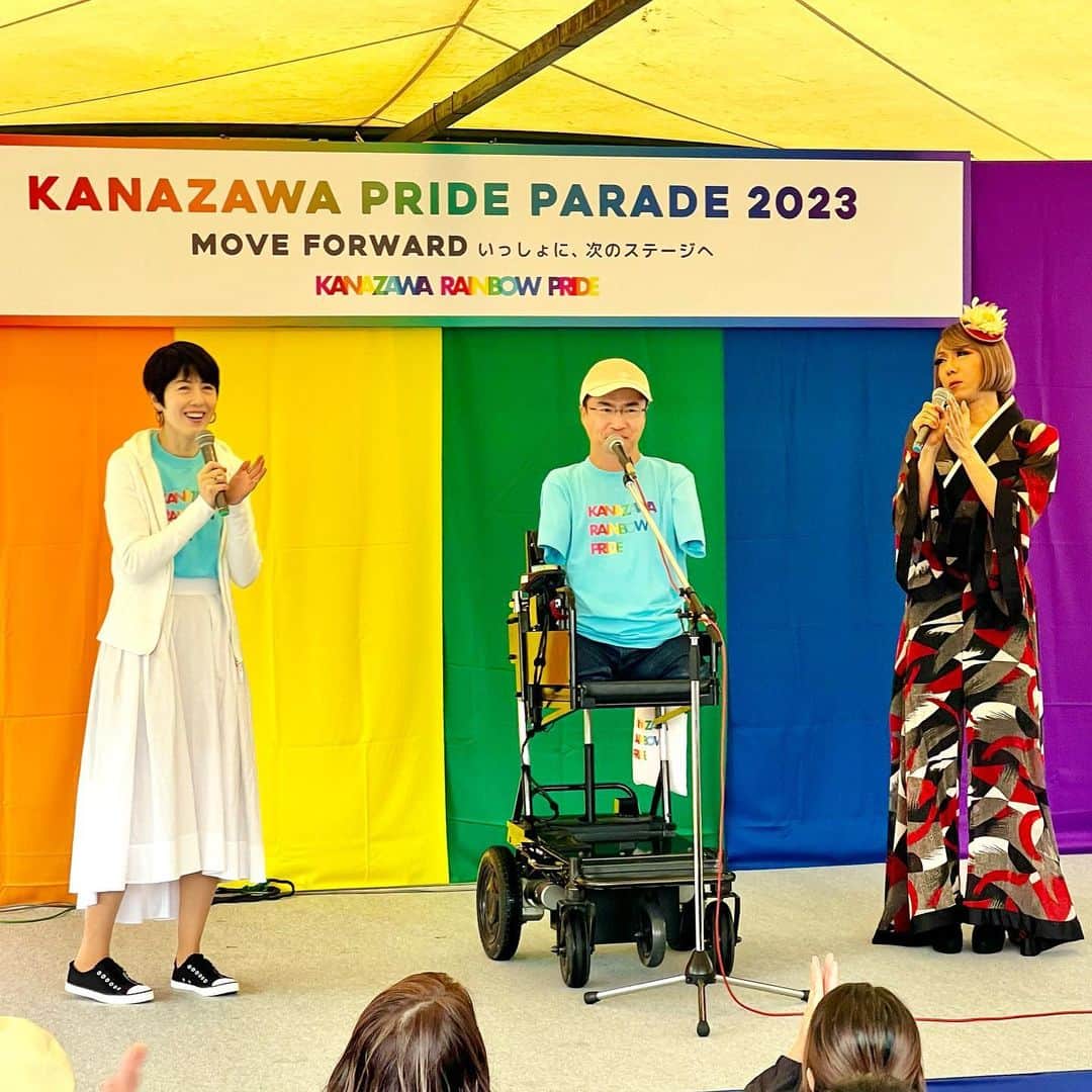 乙武洋匡さんのインスタグラム写真 - (乙武洋匡Instagram)「【#金沢市】東京レインボープライドには毎年のように参加させてもらっていますが、今回は初めて #金沢レインボープライド に参加🏳️‍🌈  保守的と言われる北陸地方では、#LGBTQ に対する￼理解もまだまだ進んでいないと言われています。そうした中、こうしたイベントを通じて少しずつ理解を進めていくことは本当に大切なこと。  いまでも￼当事者が希死念慮を抱いたり、自殺を企図する確率は、非当事者と比べて非常に高いのが現状です。将来に悲観することなく、自分らしく￼生きていける人が一人でも増えていくように、引き続き私も活動を続けていきたいと思います。  金沢のみなさん、ありがとうございました🏳️‍🌈」10月10日 8時52分 - ototake_official