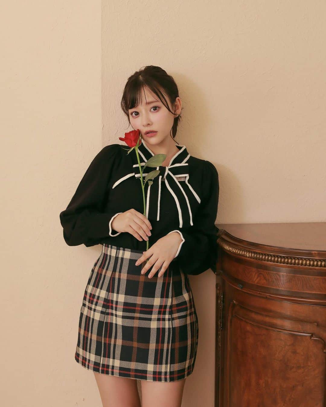 evelynのインスタグラム：「齊藤なぎささんが着るevelyn秋コレクション♡ ㅤㅤㅤㅤㅤㅤㅤㅤㅤㅤㅤㅤㅤ \ 10月中旬入荷予定 / #チョーカーリボンニット ¥7,400 ㅤㅤㅤㅤㅤㅤㅤㅤㅤㅤㅤㅤㅤ #チェックミニSK ¥6,900 ㅤㅤㅤㅤㅤㅤㅤㅤㅤㅤㅤㅤㅤ #evelyn #エブリン」