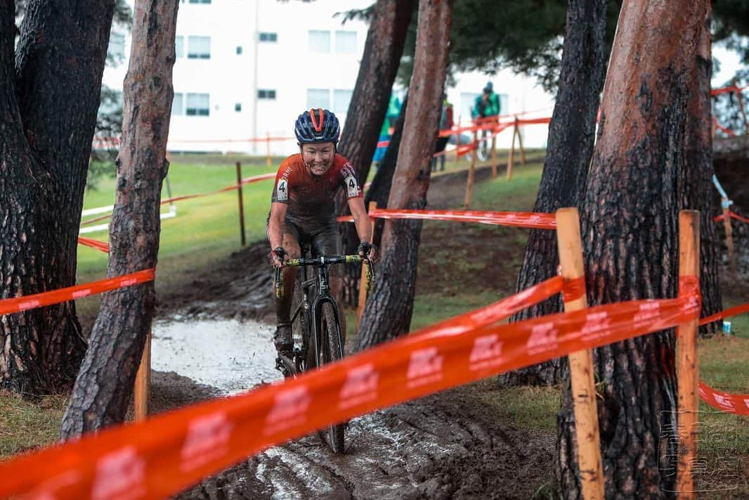 與那嶺恵理さんのインスタグラム写真 - (與那嶺恵理Instagram)「Coming back to Japan 🇯🇵 for getting MUD 🤎😆(kidding 😅) . . Anyway, only 4days quick stay in Japan 🇯🇵 between my China 🇨🇳 block in October. Just riding in mud to make my motivation keeping high 💩 . . Well….. today head to China 🇨🇳 to close my 2023 season with girls 🧡💜 . . Special thanks 🫶🏻 👨🏻‍🔧🏠: @bike_shop_forza  📸: @kasukabevisionfilmz  #今日のエリさん」10月10日 8時56分 - eriyonamine