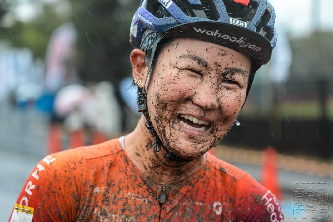 與那嶺恵理のインスタグラム：「Coming back to Japan 🇯🇵 for getting MUD 🤎😆(kidding 😅) . . Anyway, only 4days quick stay in Japan 🇯🇵 between my China 🇨🇳 block in October. Just riding in mud to make my motivation keeping high 💩 . . Well….. today head to China 🇨🇳 to close my 2023 season with girls 🧡💜 . . Special thanks 🫶🏻 👨🏻‍🔧🏠: @bike_shop_forza  📸: @kasukabevisionfilmz  #今日のエリさん」