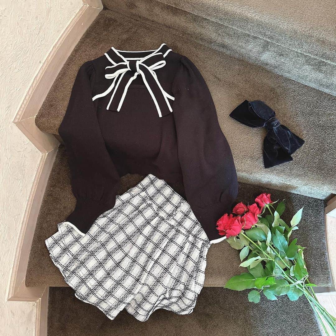 evelynのインスタグラム：「Coming Soon Item♡ ㅤㅤㅤㅤㅤㅤㅤㅤㅤㅤㅤㅤㅤ \ 10月中旬入荷予定 / #チョーカーリボンニット ¥7,400 ㅤㅤㅤㅤㅤㅤㅤㅤㅤㅤㅤㅤㅤ ㅤㅤㅤㅤㅤㅤㅤㅤㅤㅤㅤㅤㅤ #evelyn #エブリン」
