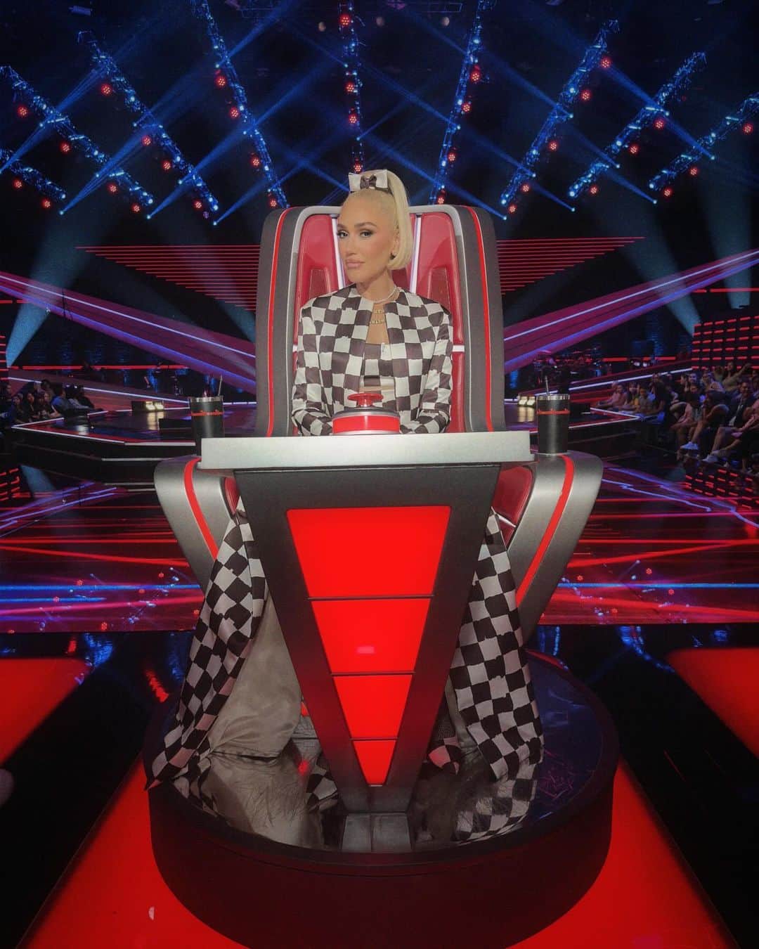 グウェン・ステファニーのインスタグラム：「it’s gxve-ing #teamgwen if u ask me ;) #thevoice   m/u: @anthonyhnguyenmakeup + @gxvebeauty  hair: @hair_sulon  nails: @eriishizu  full look: @emiliawickstead styling: @robzangardi + @marielhaenn」