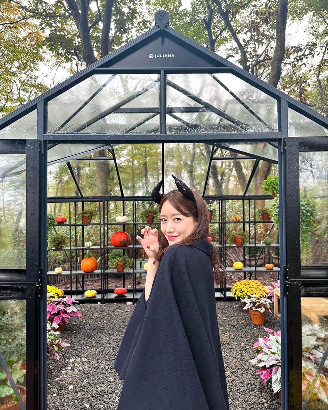 花乃まりあのインスタグラム：「. 今朝はニコライバーグマン箱根ガーデンズから生中継📽️  ハロウィンの装飾に合わせてドラキュラまりあになってみました😈❤️‍🩹  OA後に一足早くお誕生日のお祝いをしていただきました🥹 かわいいお花にプレゼントまで… 毎年ありがとうございます😭💕 . #ZIP!#ニコライバーグマン#nicolaibergmann #ハロウィン#Halloween#ドラキュラ」