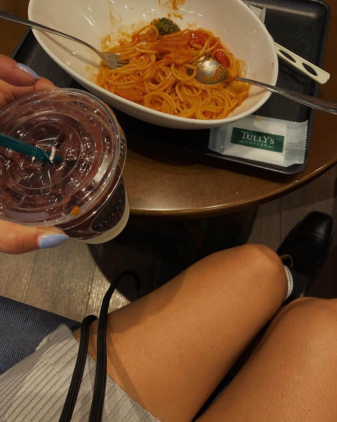 堀舞紀さんのインスタグラム写真 - (堀舞紀Instagram)「🍝🥤  #et_O #2歳1ヶ月  最近は言葉のレパートリーも増えてきて、黄色を見ると "バナナ🍌ポイ！" とか オレンジ色を見つけると "ミカン🍊ポイ！" とか表現してきます😂  マミだーいすき  パピだーいすき  と愛情表現も🙆🏽‍♀️上手。  ひょうきんもので いつもヘラヘラしてる 食いしん坊boy🫶🏾💕  出来る事や興味のある事が 増えてきて楽しいne〜🥹  男の子は真っ直ぐで可愛いなぁ❤️  兄弟でも性格全然違うし 6歳離れててもケンカはするし😂 2人連れての移動とかメタメタ大変だけど家族が増えて賑やかで楽しい🥰zo.  下の子にはいつまでも おまんじゅうみたいに プクプクet.でいてほしーなー😮‍💨♡  #子育て記録 #男の子のママ 🙃〜」10月10日 9時20分 - mainohori