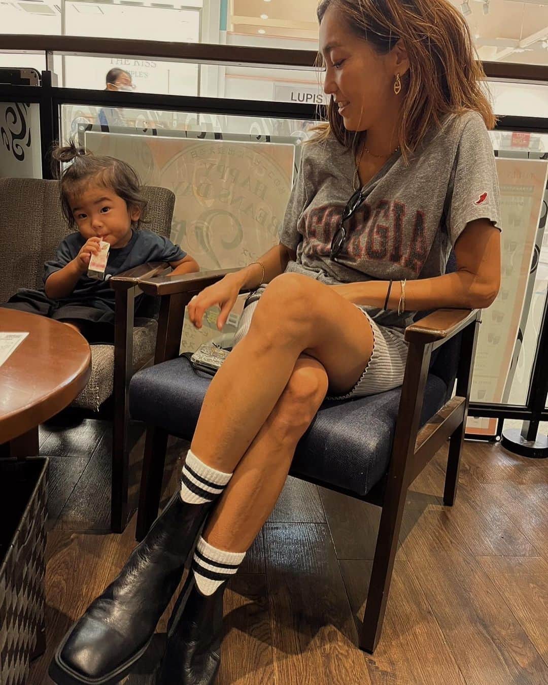 堀舞紀さんのインスタグラム写真 - (堀舞紀Instagram)「🍝🥤  #et_O #2歳1ヶ月  最近は言葉のレパートリーも増えてきて、黄色を見ると "バナナ🍌ポイ！" とか オレンジ色を見つけると "ミカン🍊ポイ！" とか表現してきます😂  マミだーいすき  パピだーいすき  と愛情表現も🙆🏽‍♀️上手。  ひょうきんもので いつもヘラヘラしてる 食いしん坊boy🫶🏾💕  出来る事や興味のある事が 増えてきて楽しいne〜🥹  男の子は真っ直ぐで可愛いなぁ❤️  兄弟でも性格全然違うし 6歳離れててもケンカはするし😂 2人連れての移動とかメタメタ大変だけど家族が増えて賑やかで楽しい🥰zo.  下の子にはいつまでも おまんじゅうみたいに プクプクet.でいてほしーなー😮‍💨♡  #子育て記録 #男の子のママ 🙃〜」10月10日 9時20分 - mainohori