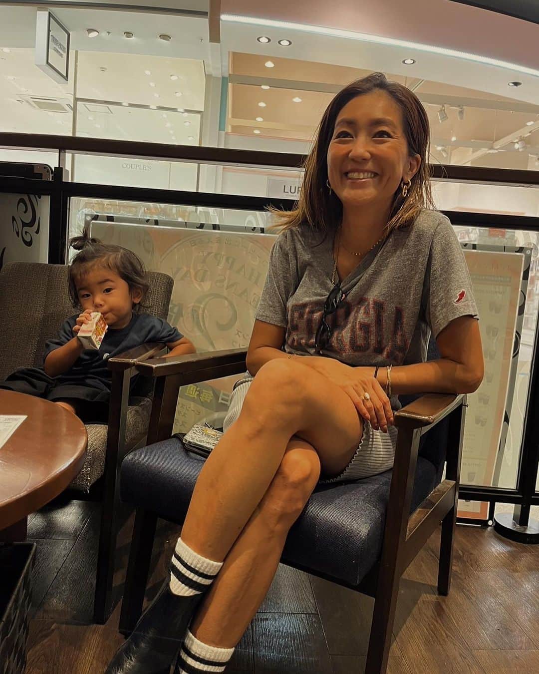 堀舞紀さんのインスタグラム写真 - (堀舞紀Instagram)「🍝🥤  #et_O #2歳1ヶ月  最近は言葉のレパートリーも増えてきて、黄色を見ると "バナナ🍌ポイ！" とか オレンジ色を見つけると "ミカン🍊ポイ！" とか表現してきます😂  マミだーいすき  パピだーいすき  と愛情表現も🙆🏽‍♀️上手。  ひょうきんもので いつもヘラヘラしてる 食いしん坊boy🫶🏾💕  出来る事や興味のある事が 増えてきて楽しいne〜🥹  男の子は真っ直ぐで可愛いなぁ❤️  兄弟でも性格全然違うし 6歳離れててもケンカはするし😂 2人連れての移動とかメタメタ大変だけど家族が増えて賑やかで楽しい🥰zo.  下の子にはいつまでも おまんじゅうみたいに プクプクet.でいてほしーなー😮‍💨♡  #子育て記録 #男の子のママ 🙃〜」10月10日 9時20分 - mainohori