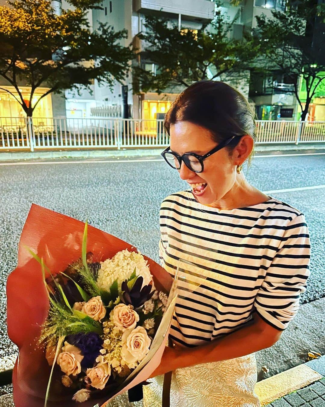 のインスタグラム：「遅くなってごめんね、と大切な人から花束💐が。本当に花って嬉しい。三連休、記憶がないほど、遊び、仕事し、人に会った🤭😎さ、今日からまた頑張ろう‼️  今夜は、🧥やニット🧶をたくさんオーダーしてしまった @huelemuseum_official のインスタライブを、お店から。21時からですので、ゆるっと🍷ご覧ください。一気に季節が進み、着る服ない😆私が一番楽しみだ。 @huelemuseum_official  #amarc #着ているボーダーは @armorlux.jp にオーダーした @amarclifestore オリジナル #まもなく再販です #スカートは @driesvannoten  #50代になって #少し似合うようになったかな #憧れのブランド #メガネ👓は @gallardagalante のコラボ」