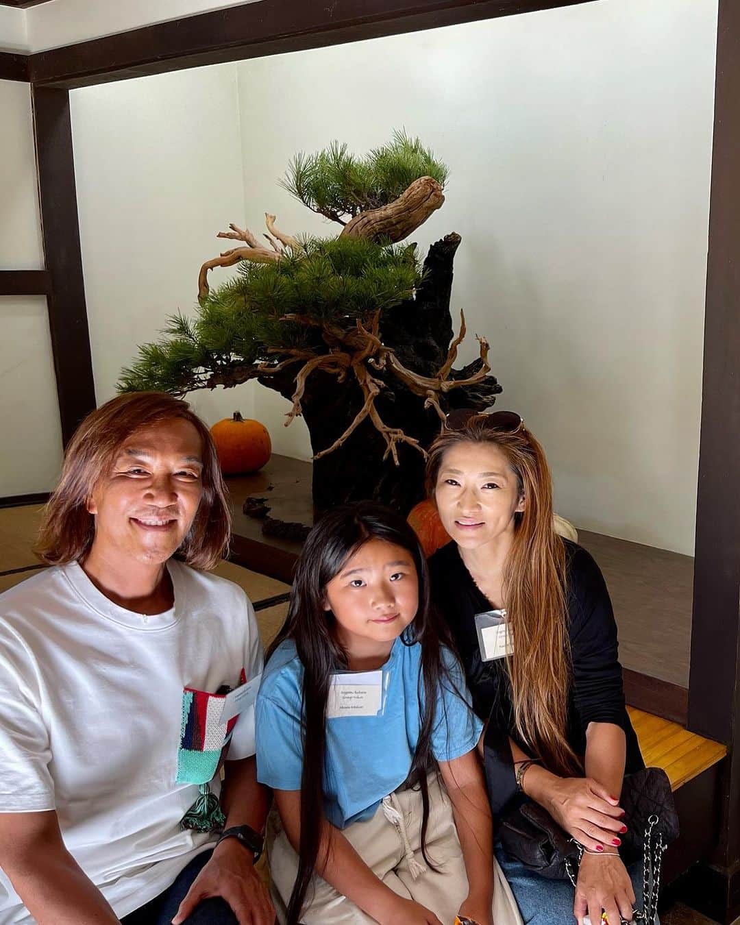 のインスタグラム：「LA🇺🇸Descaoso Gardensで開催された華展に 和美と萌夏の作品が展示されました💐 素晴らしい👏  たくさんの🌍外国人が見に来ていました！(◎_◎;) 🇯🇵日本文化が好まれていますね  中でも 和美の作品は 注目でした❗️ コノテヒバ❎ケイトウ❎ルスカス  萌夏の作品は チューリップ🌷子供の作品は 初めてだそうです  なので 萌夏が教える子供へのワークショップがありました💐😃  次回も🇺🇸また 大きな華展に展示されるそうです！(◎_◎;)  #展覧会  #la  #日本文化  #frower」