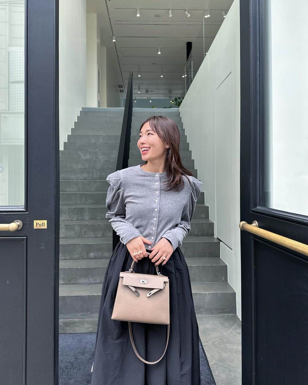 のインスタグラム：「韓国はcafe多くて街並みも可愛かった♡  歩いてるだけであの壁かわいい〜って壁ハンターしてました♪  トップスは　@dolce._official  ショート丈に肩のボリュームが可愛すぎて一目惚れしたやつー✨  今期の展示会でグレーばかりオーダーしてて あれ？これも？これも？ってグレーが増えてってる🙃  #きれいめコーデ  #きれいめファッション #大人コーデ #30代ファッション #30代コーデ  #韓国　#韓国旅行　#韓国グルメ #海外旅行」