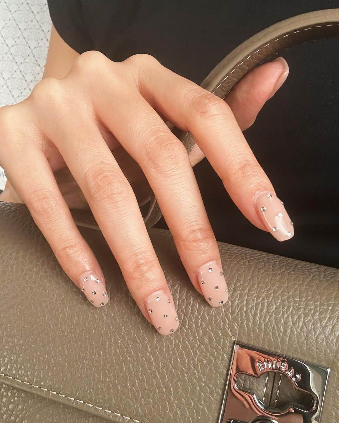 中村望美のインスタグラム：「new nail💅 ㅤㅤㅤㅤㅤㅤㅤㅤㅤㅤㅤㅤㅤ ㅤㅤㅤㅤㅤㅤㅤㅤㅤㅤㅤㅤㅤベージュにストーンがやりたくて🥹 ちょっと華やかでかわええ。。🥺🥺 ㅤㅤㅤㅤㅤㅤㅤㅤㅤㅤㅤㅤㅤ ㅤㅤㅤㅤㅤㅤㅤㅤㅤㅤㅤㅤㅤ @sio.nail_eyebrow_salon_  @nailist_38piiiii  ㅤㅤㅤㅤㅤㅤㅤㅤㅤㅤㅤㅤㅤ ㅤㅤㅤㅤㅤㅤㅤㅤㅤㅤㅤㅤㅤ ご招待ありがとうございます🥺🤍 ㅤㅤㅤㅤㅤㅤㅤㅤㅤㅤㅤㅤㅤ ㅤㅤㅤㅤㅤㅤㅤㅤㅤㅤㅤㅤㅤ #nails #newnails  #ネイル #シンプルネイル #ジェルネイル #ストーンネイル #ベージュネイル #大人ネイル」